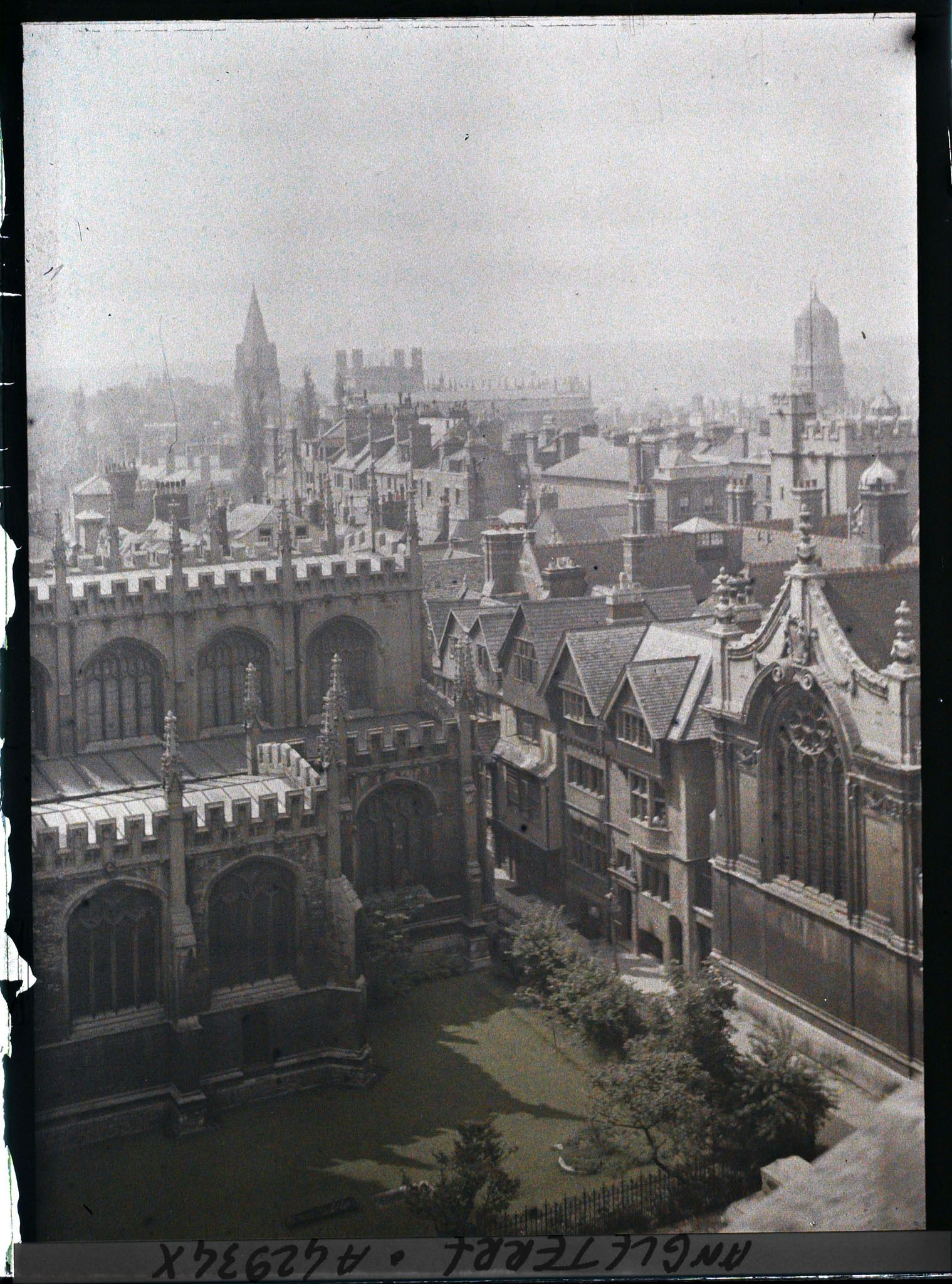 Image représentant Panorama de la ville. Au fond à droite, la tour de Christ Church