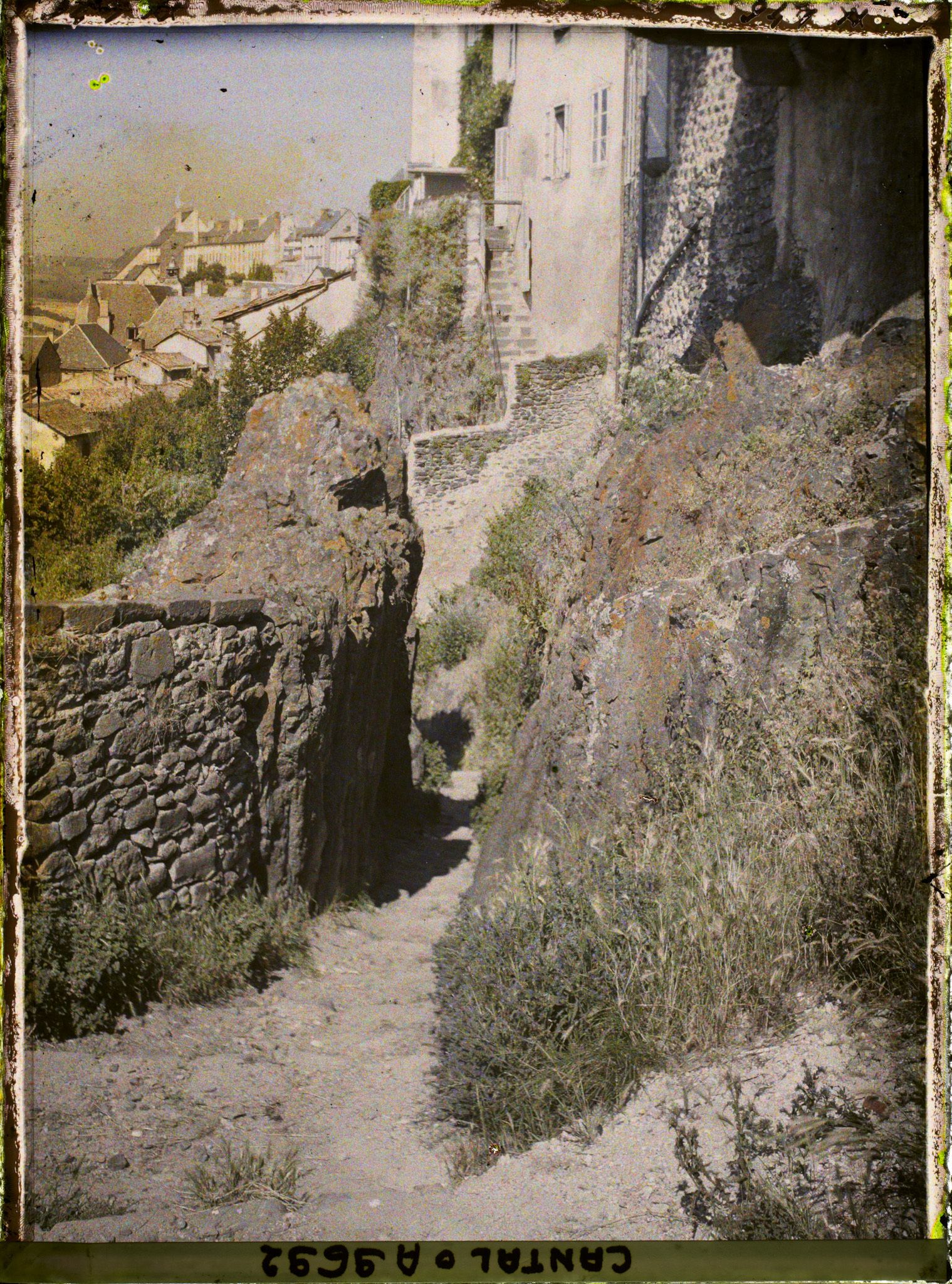 Image représentant Le rocher de Saint-Flour, la ruelle entre les rochers le basalte