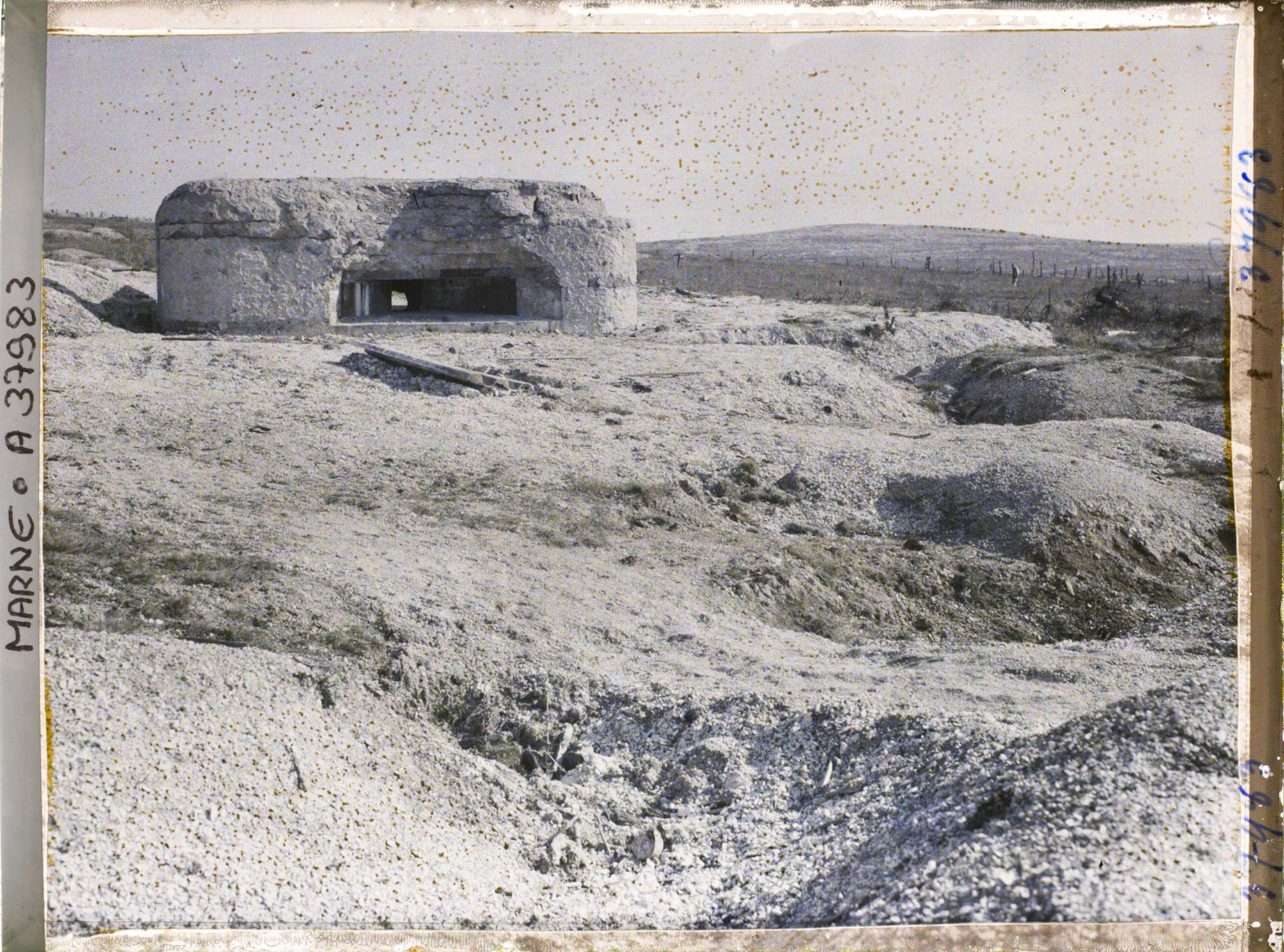Image représentant France, Mont Cornillet, Pente Sud ; Blockhaus de mitrailleuses Allemand et au fond le Mont Haut