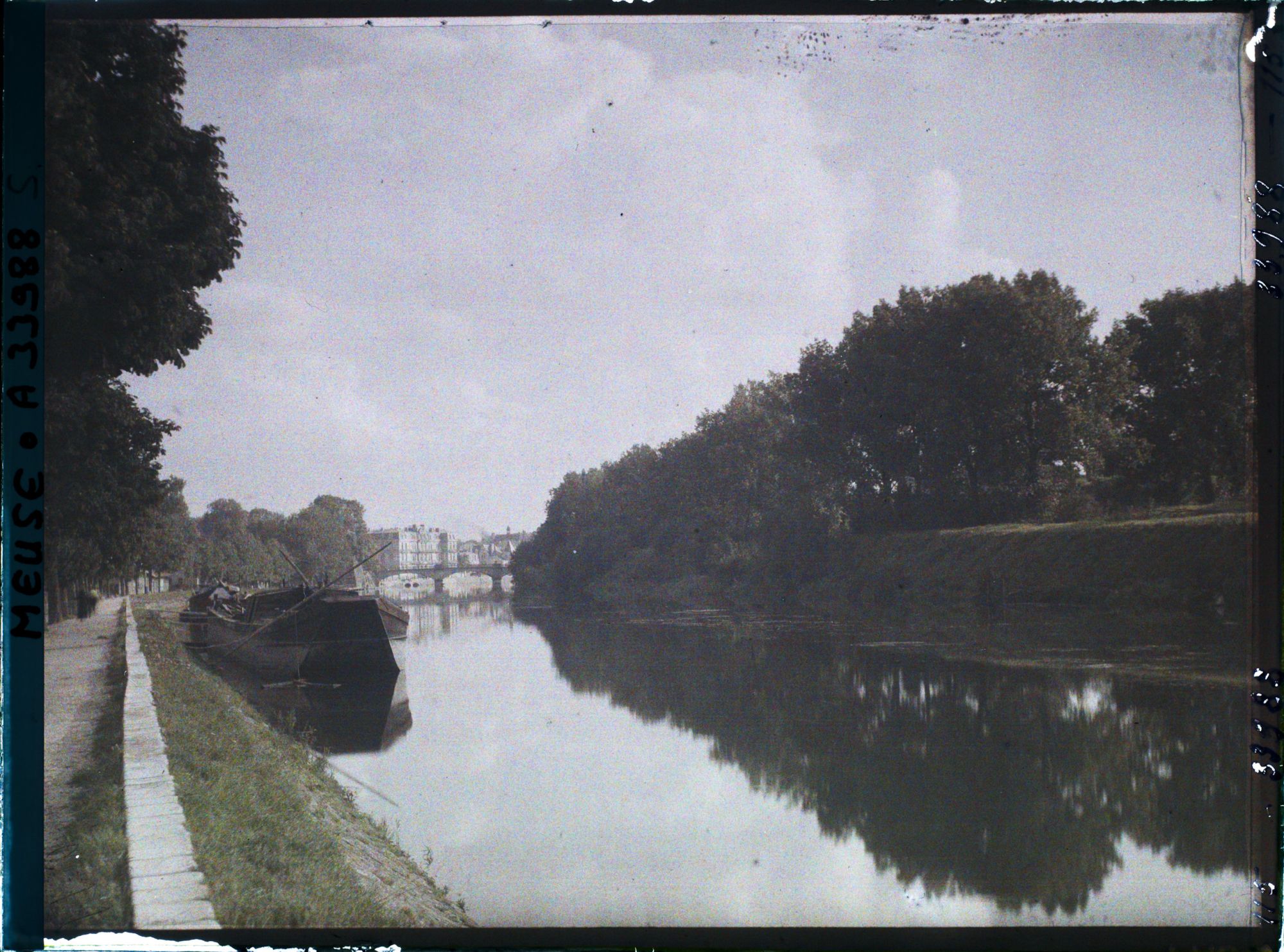 Image représentant France, Verdun, La Meuse à Verdun, vue vers l'amont, au fond Le Pont Chaussée et le Cercle militaire