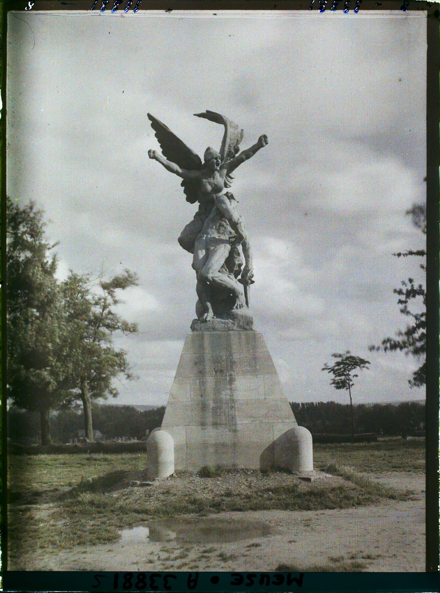 Image représentant France, Verdun, Monument offert par la Hollande ("La Victoire" de Rodin)