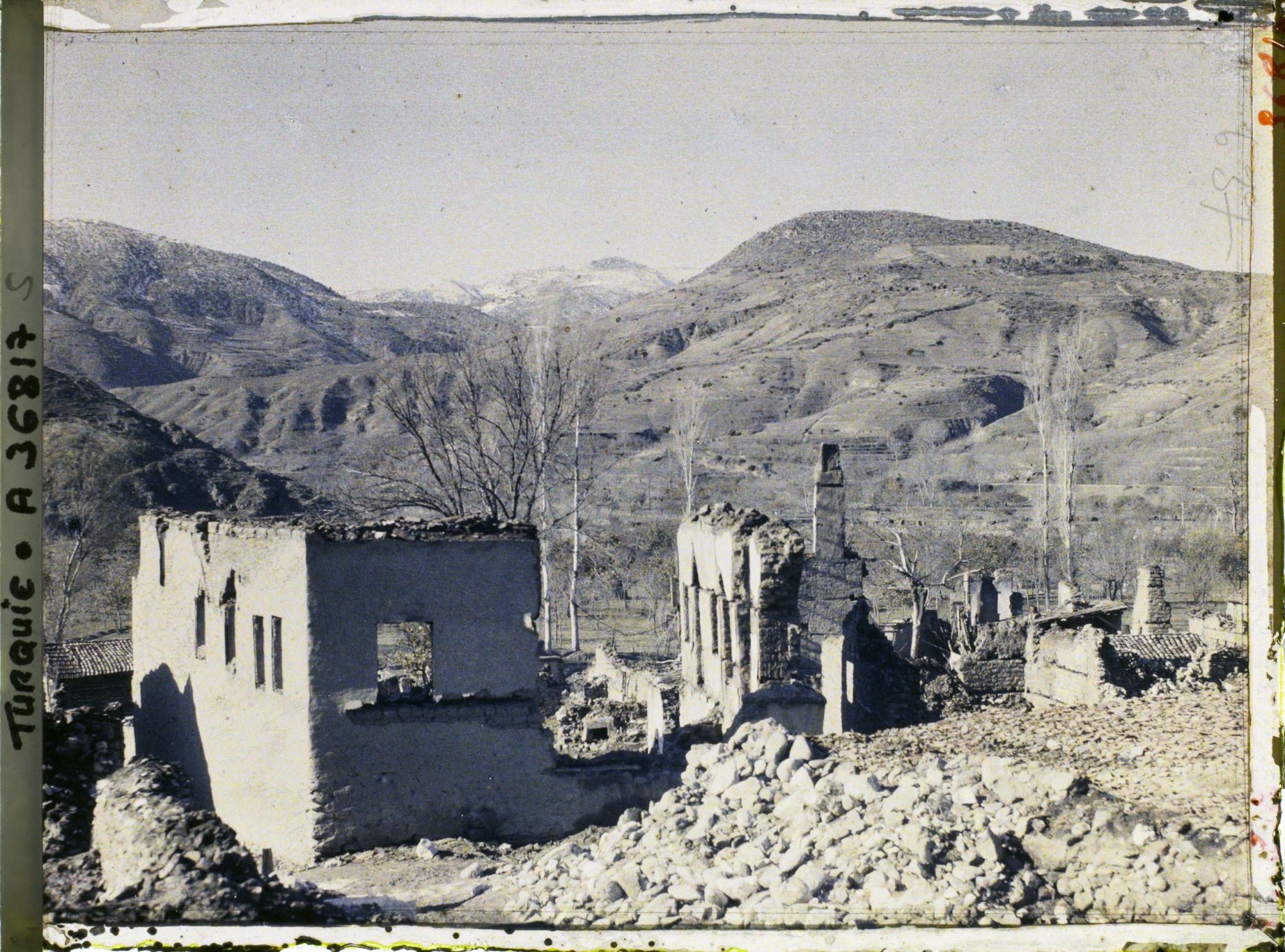 Image représentant Ruines dans le village