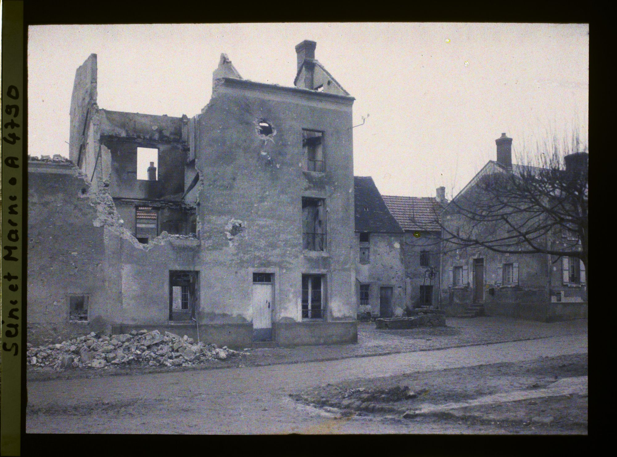 Image représentant France, Barcy, La maison sprèsla place de Barcy, en face de l'Eglise
