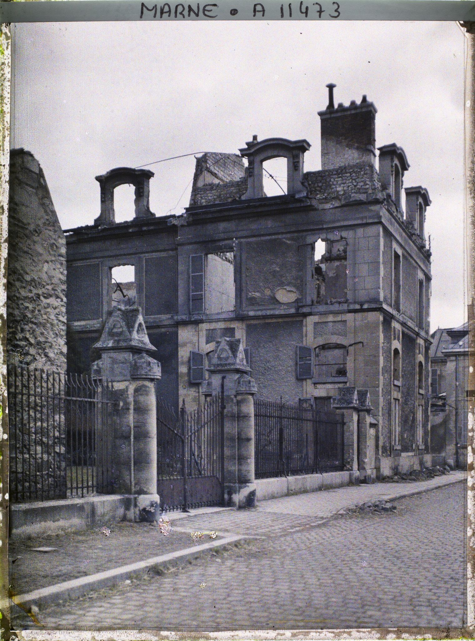 Image représentant L'entrée de l'ancien archevêché, aujourd'hui palais du Tau