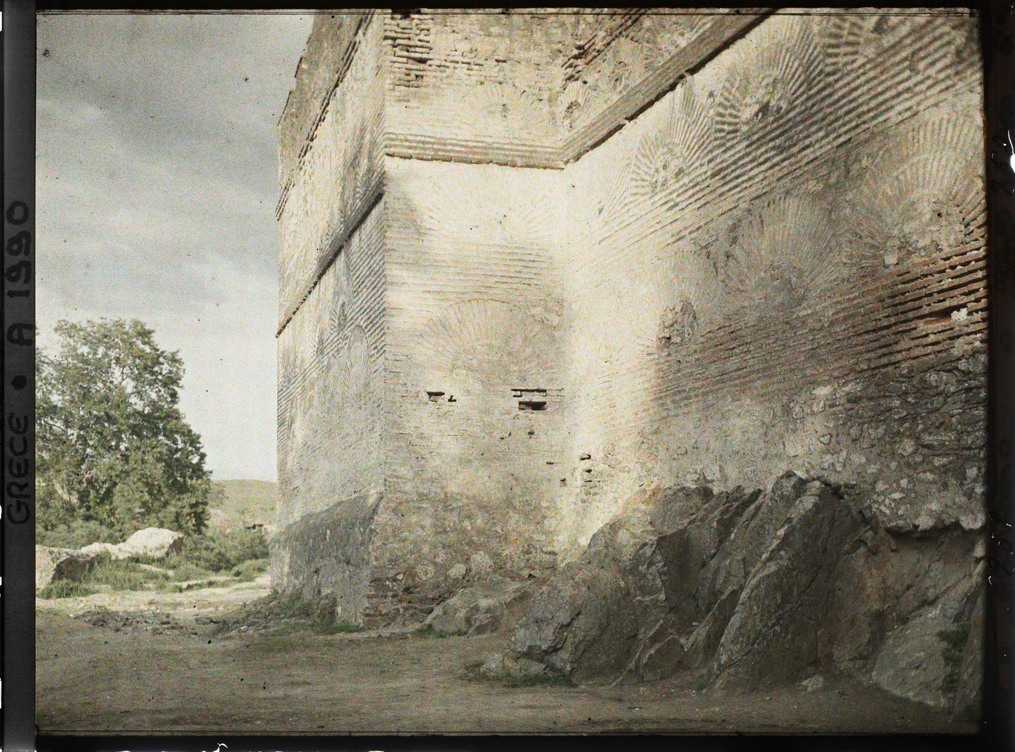 Image représentant Le détail du socle de schistes sériciteux, les arcs et les croix de briques