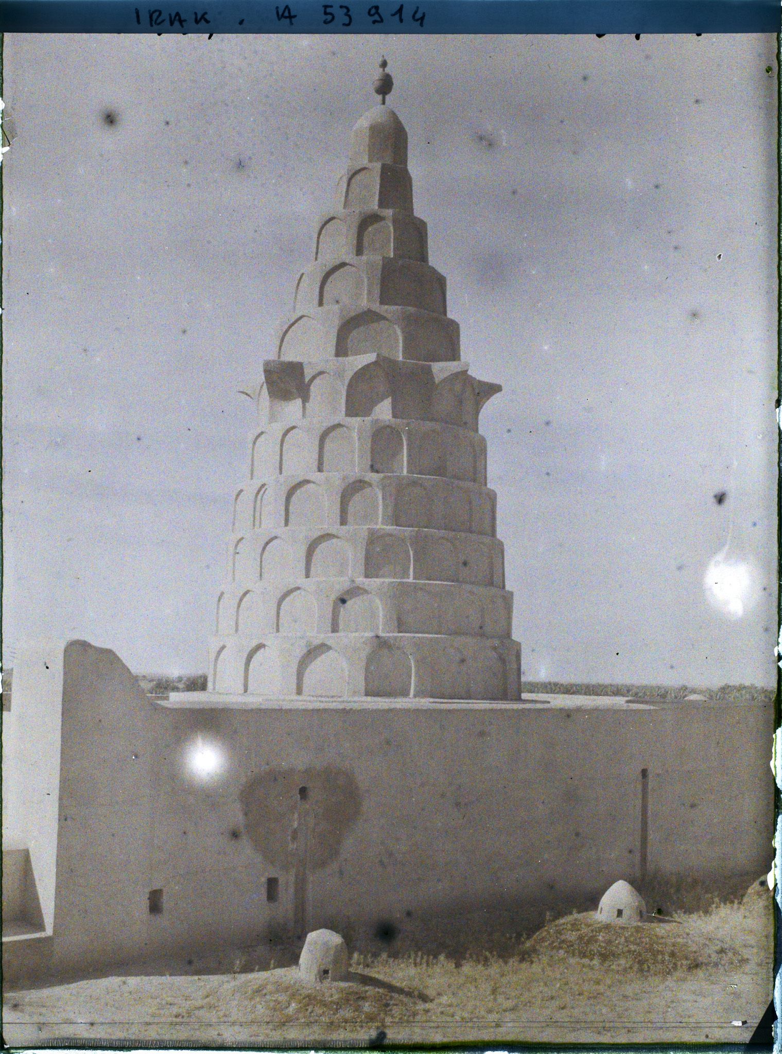 Image représentant Extérieur du tombeau -supposé d'Ezéchiel- (prophète juif du VIe siècle avant J.-C.)