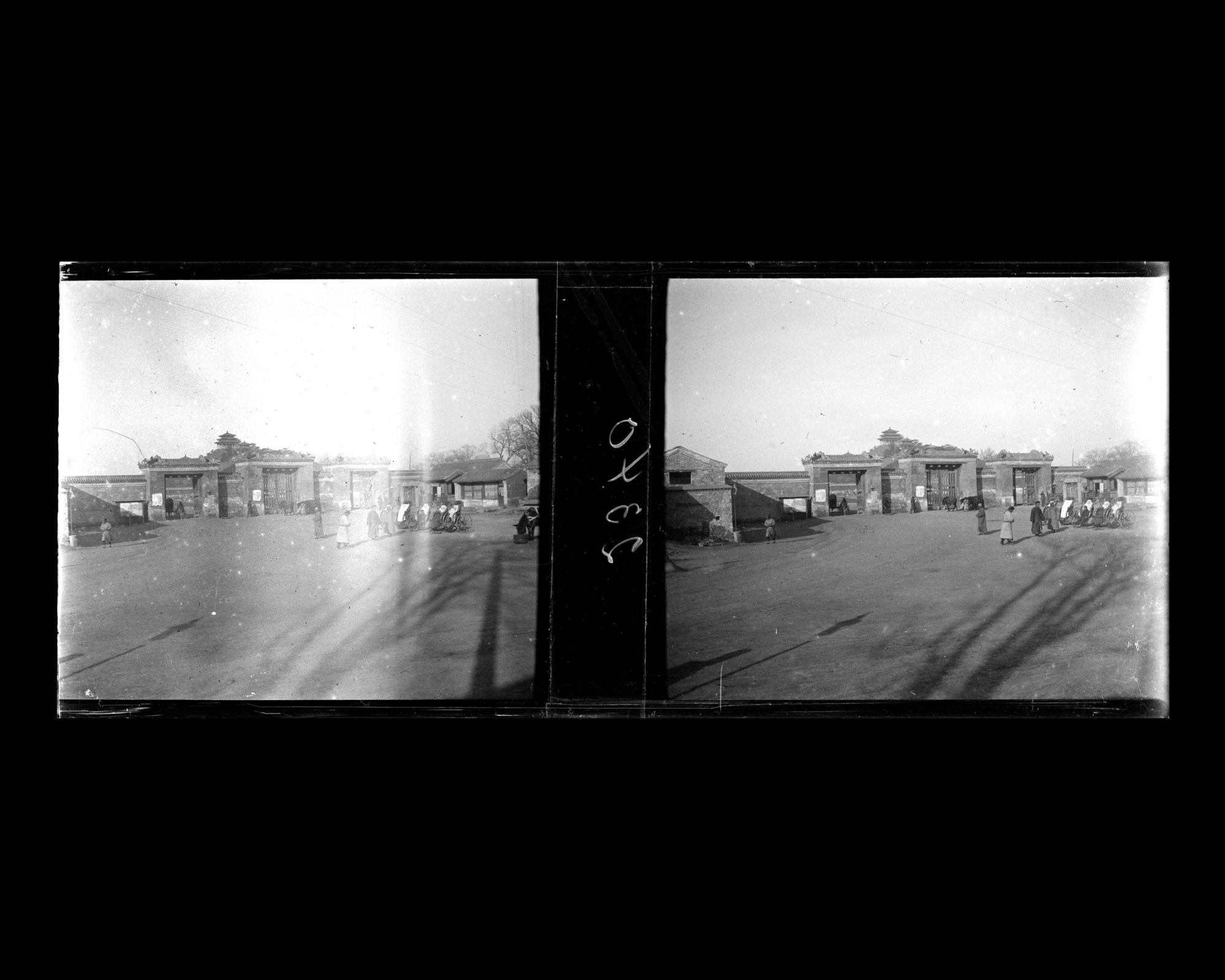 Image représentant La porte à trois passages qui donne sur Jingshan dongdajie ("avenue à l'Est de la Montagne de la Contemplation") à l'extrémité nord de Beichizi ("section Nord des Douves")