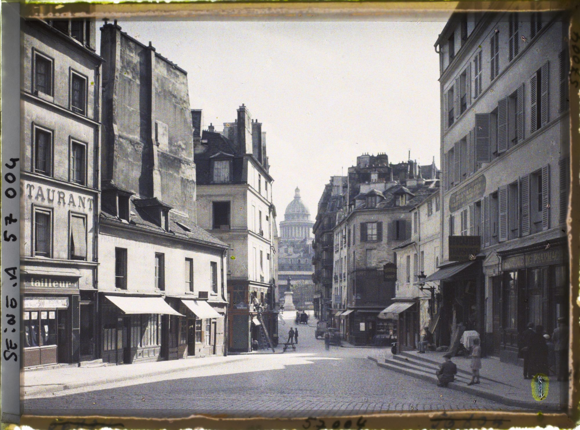 Image représentant La rue du Haut-Pavé au carrefour des rues de la Bûcherie à droite, des Grands-Degrés à gauche et Frédéric-Sauton en face, en direction du Panthéon