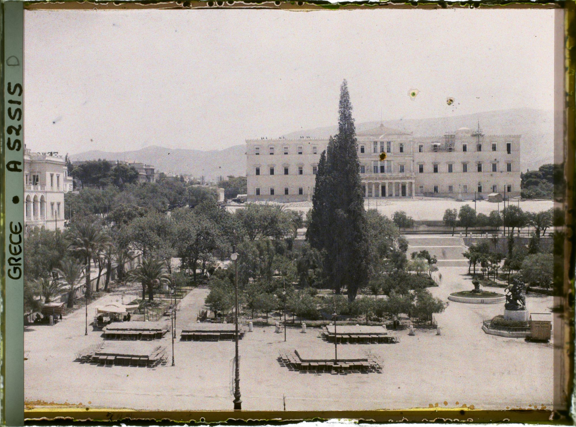 Image représentant La place de la Constitution (Place Syntagma) avec le Palais Royal (actuelle Chambre des Députés) et son jardin (Jardin Royal)