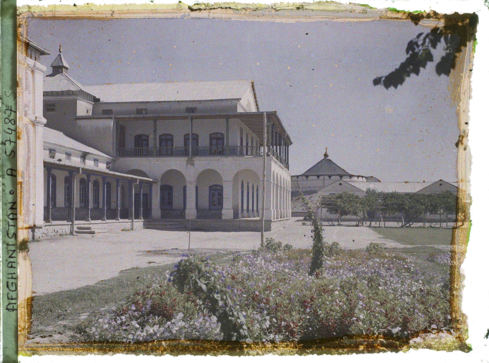 Image représentant Le lycée franco-afghan. A l'arrière plan, tour de l'enceinte de l'Arg (citadelle abritant le Palais royal)