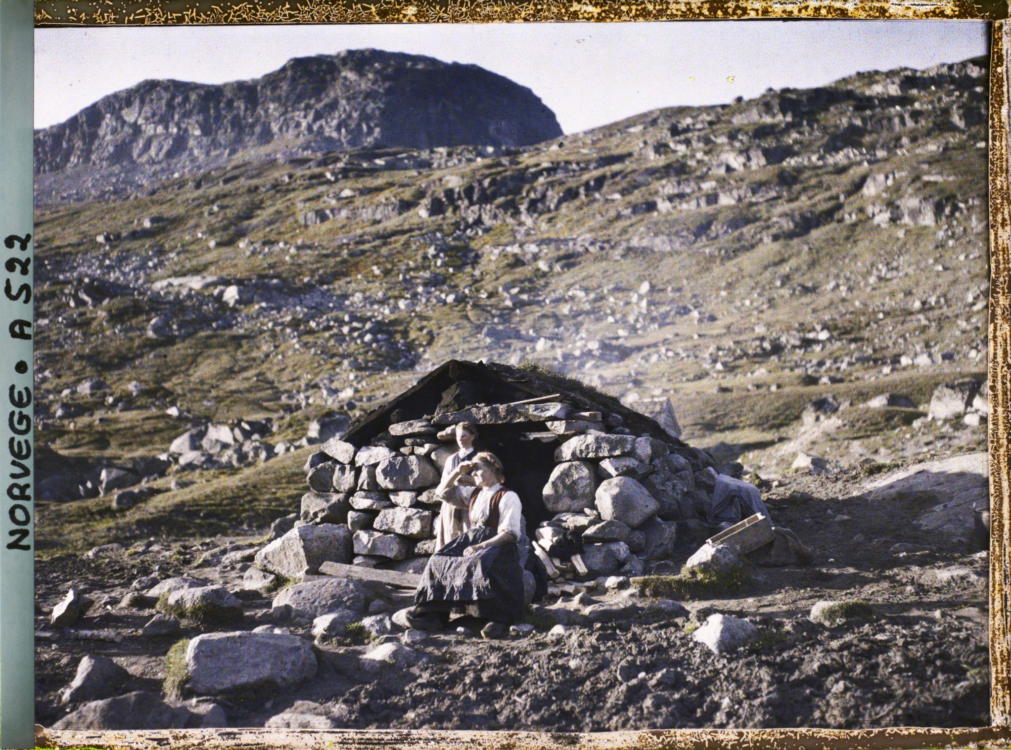 Image représentant Femme et jeune fille près d'un abri en pierre à Haukelifjell
