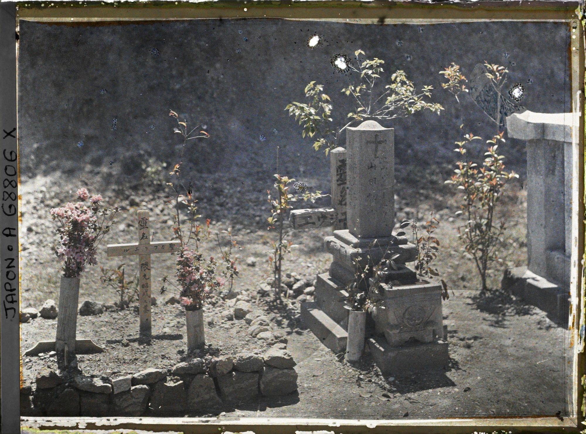 Image représentant Le cimetière (peut-être celui du quartier Kagoshimasômuta) près de la colline Shiroyama : tombes chrétiennes
