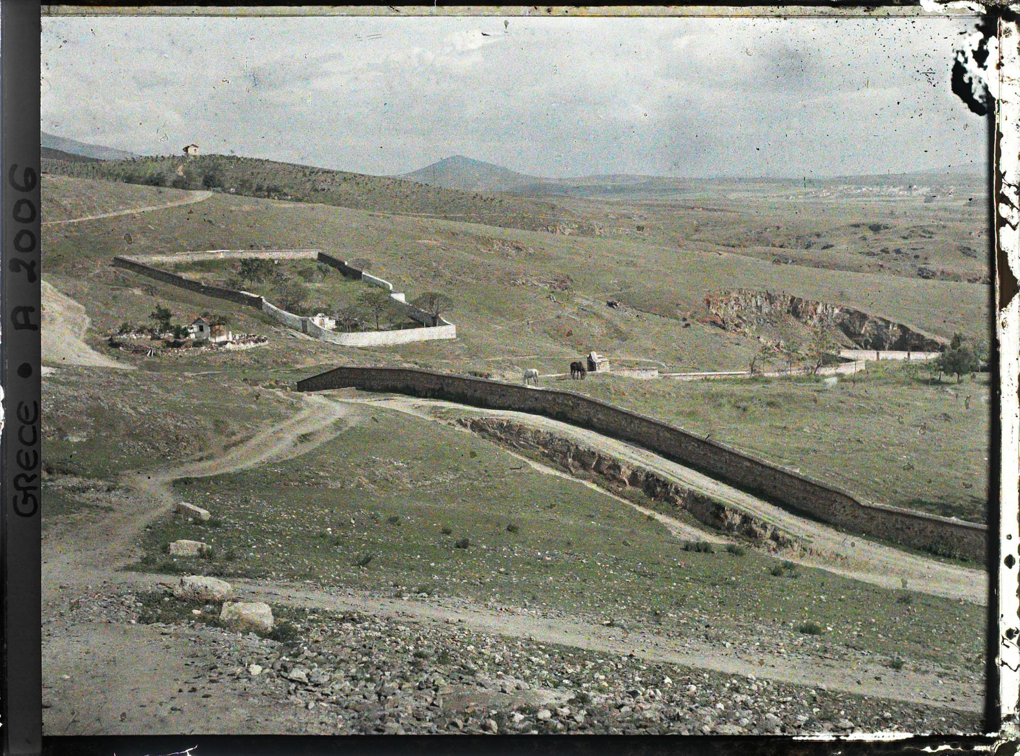 Image représentant Cimetière bulgare enclos de murs