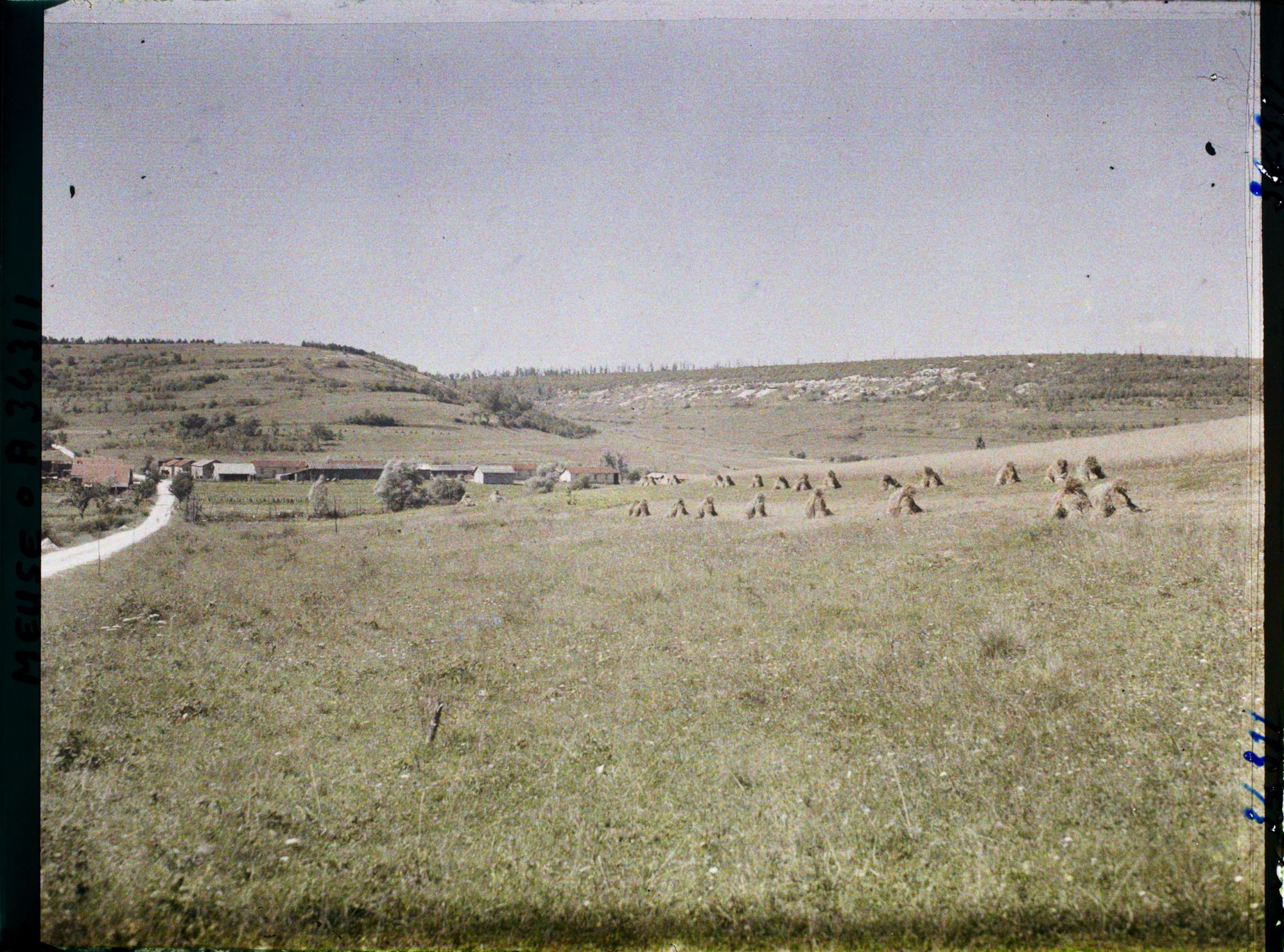 Image représentant France, St Rémy, Vue panoramique s/ les baraquements de St Rémy et la Côte de Senoux