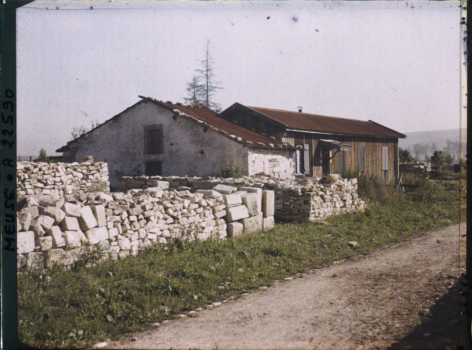 Image représentant France, Charny, Maison provisoire et pierres des anciennes maisons récupérées