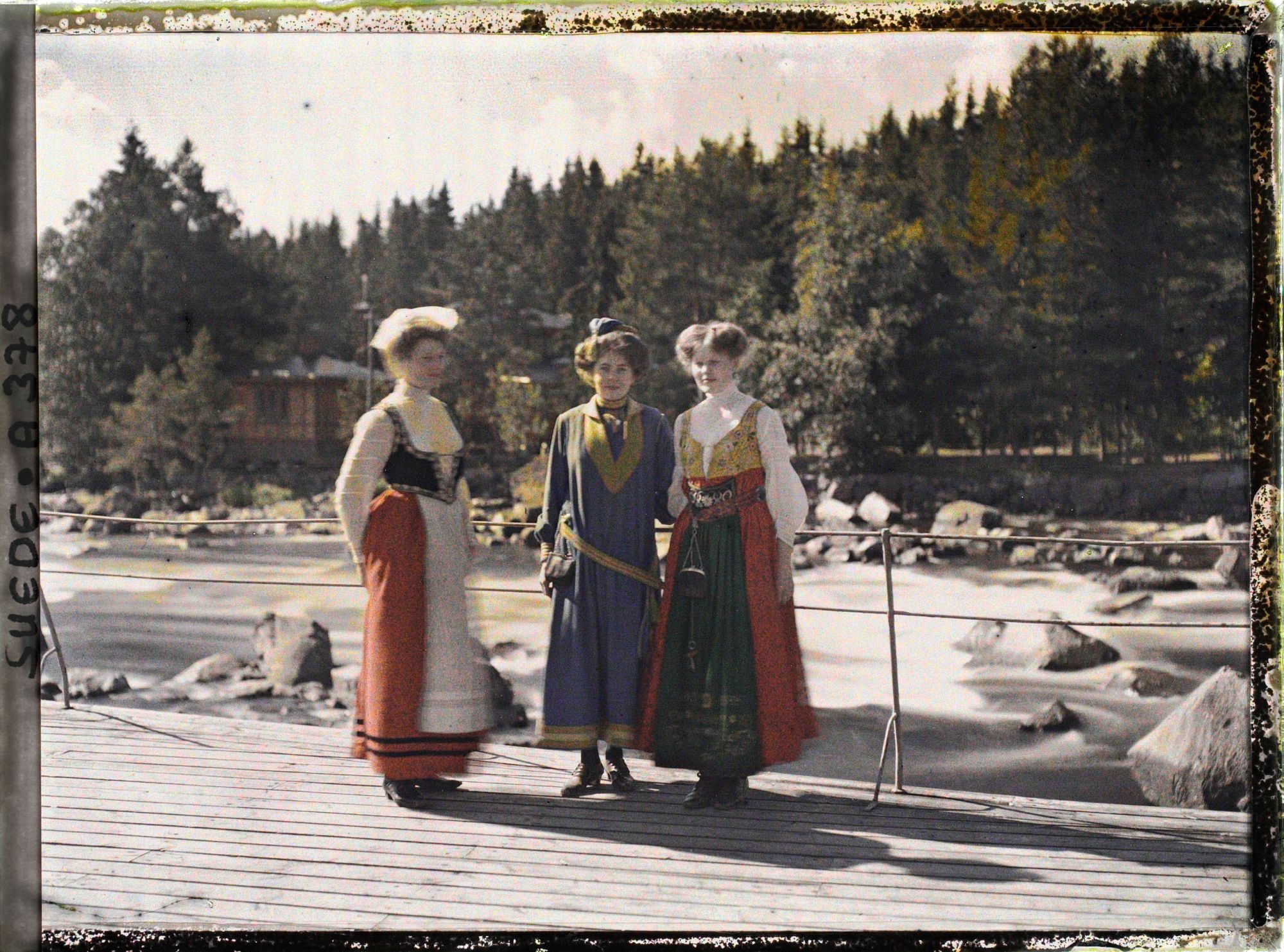 Image représentant Trois femmes en costumes folkloriques, inspirées de tenues traditionnelles