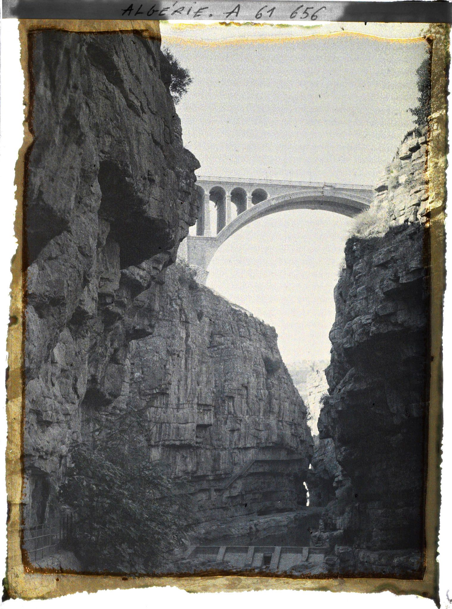 Image représentant Algérie, Constantine, Au fond des gorges, Vue vers le Pont de Sidi-Rached