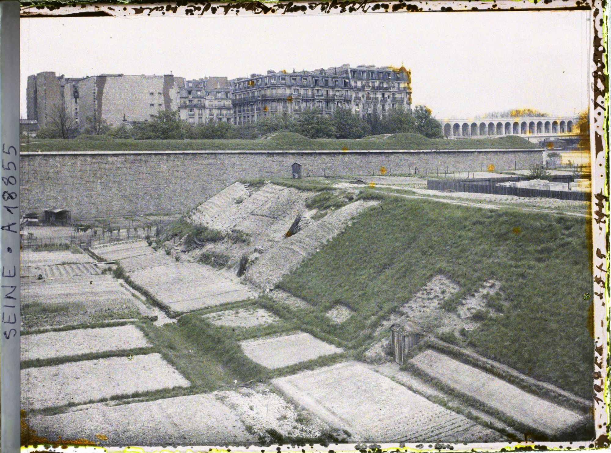 Image représentant Les jardins ouvriers aux pieds des fortifications, près du viaduc du Point-du-Jour
