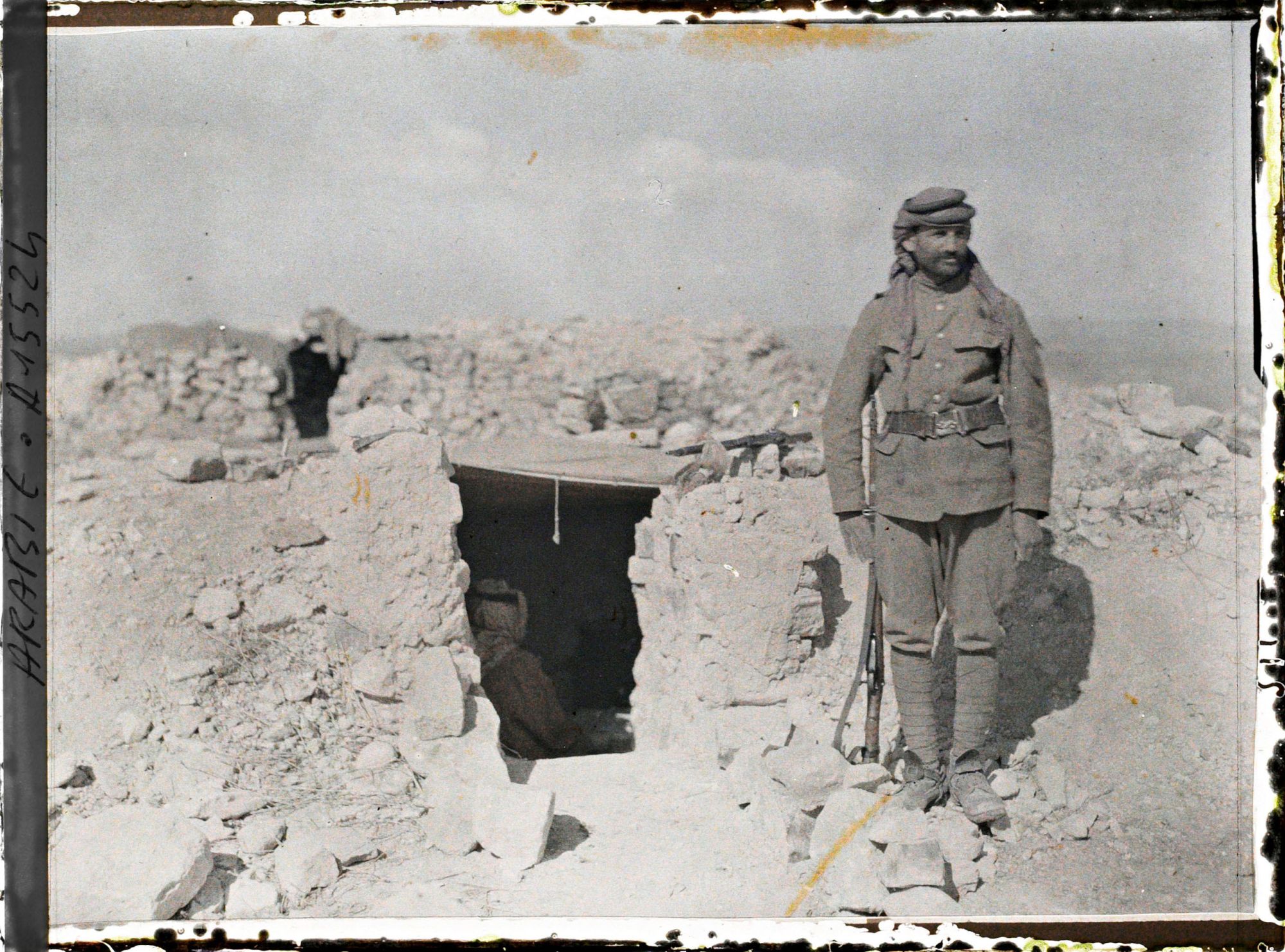 Image représentant Entrée du poste de commandement du général Dja'far Pacha, des forces arabes du royaume du Hedjaz