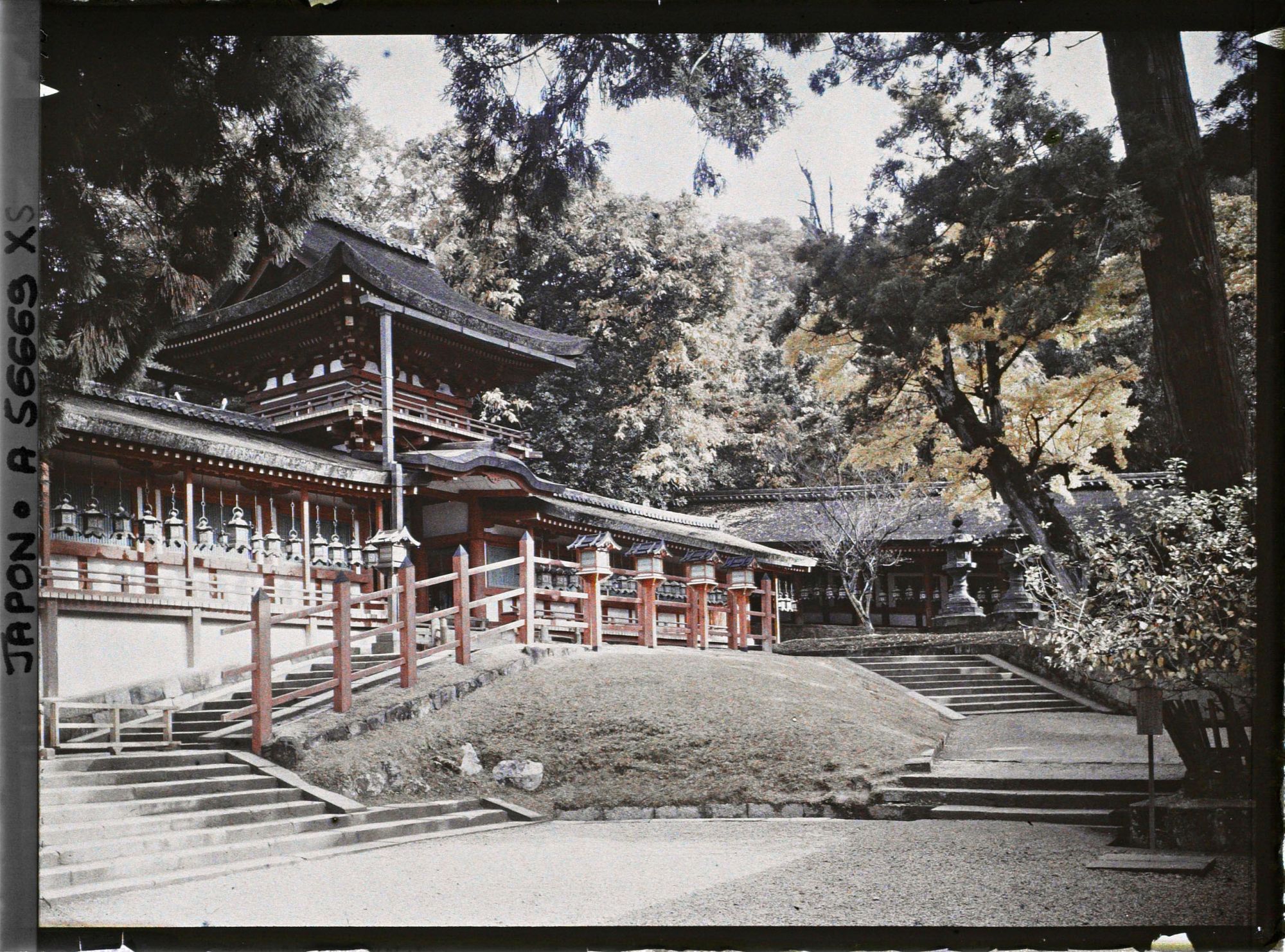 Image représentant Sanctuaire Kasuga-Jinja (ou Kasuga-Taisha) : le Orô et la Chû-mon, entrée du sanctuaire intérieur Go-honden