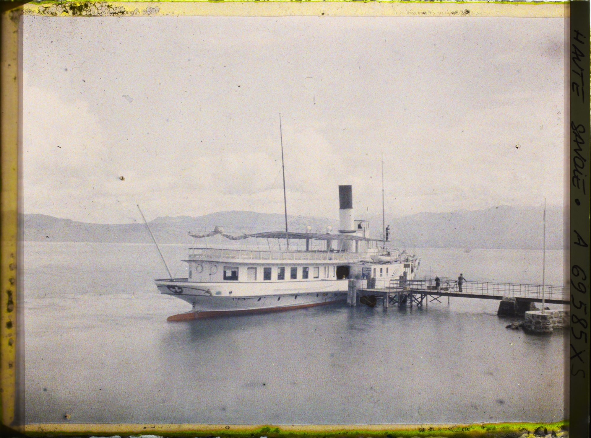 Image représentant Le bateau à roues à aubes Italie à quai