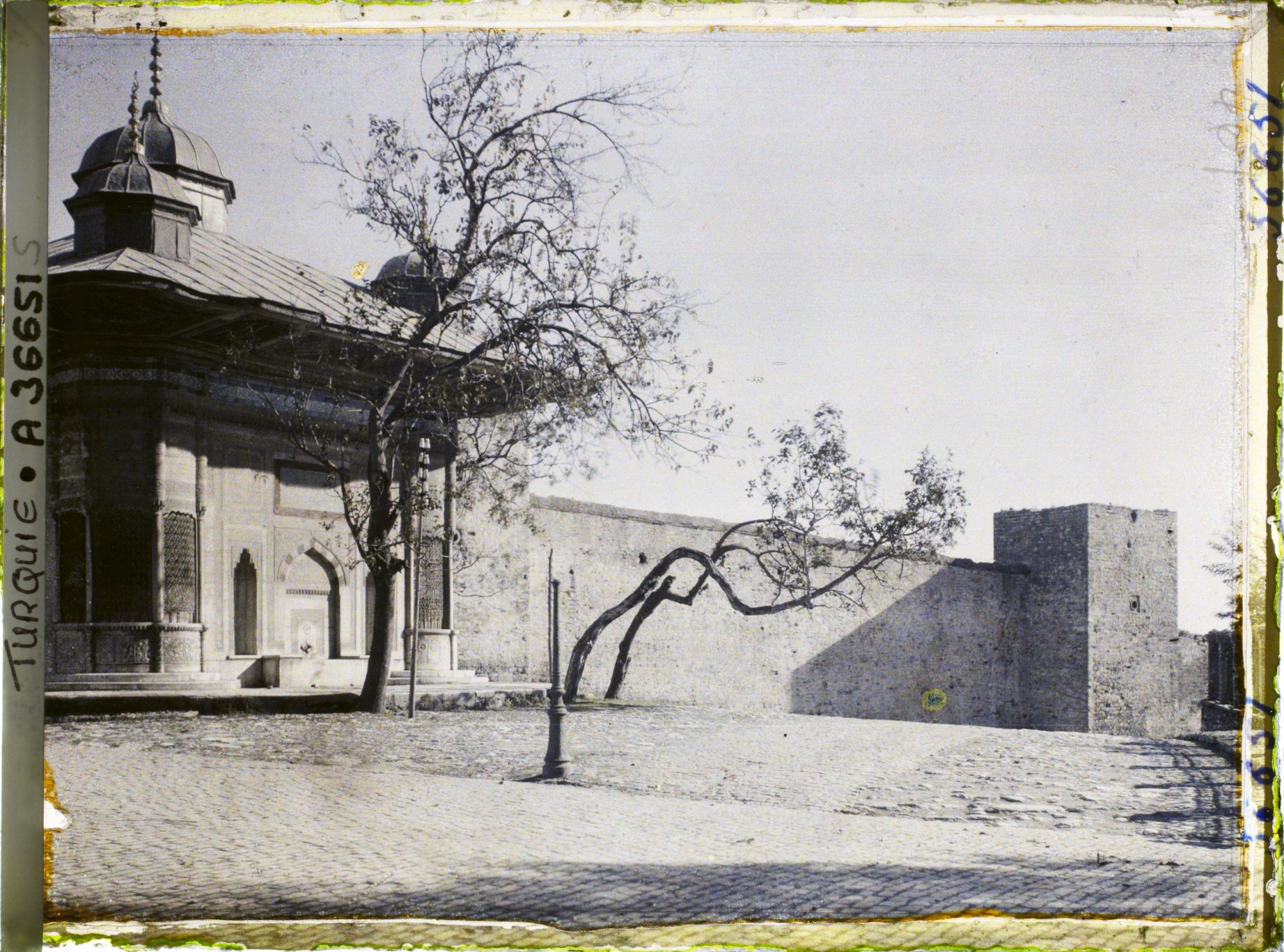 Image représentant Sultan Ahmet Ceshesi ("fontaine du Sultan Ahmet III") et le mur du palais de Topkapi