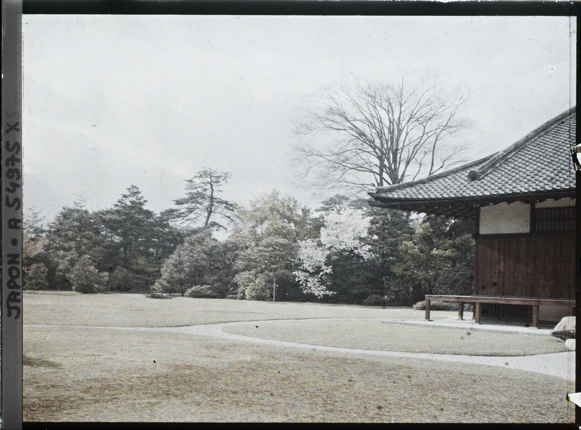 Image représentant Palais du Nijô-jô : jardin et extrémité du pavillon Hon-maru