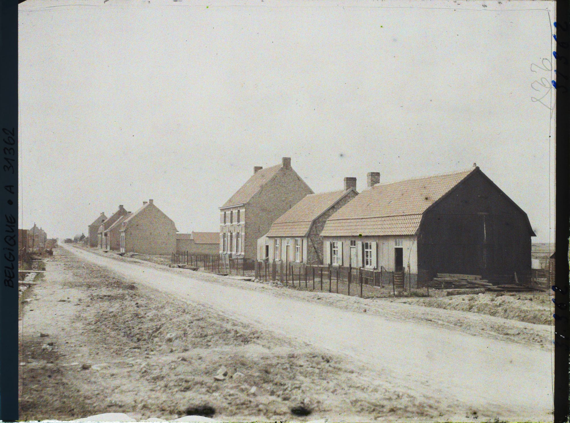 Image représentant Belgique, Zonnebeke, Maisons provisoires et maisons définitives