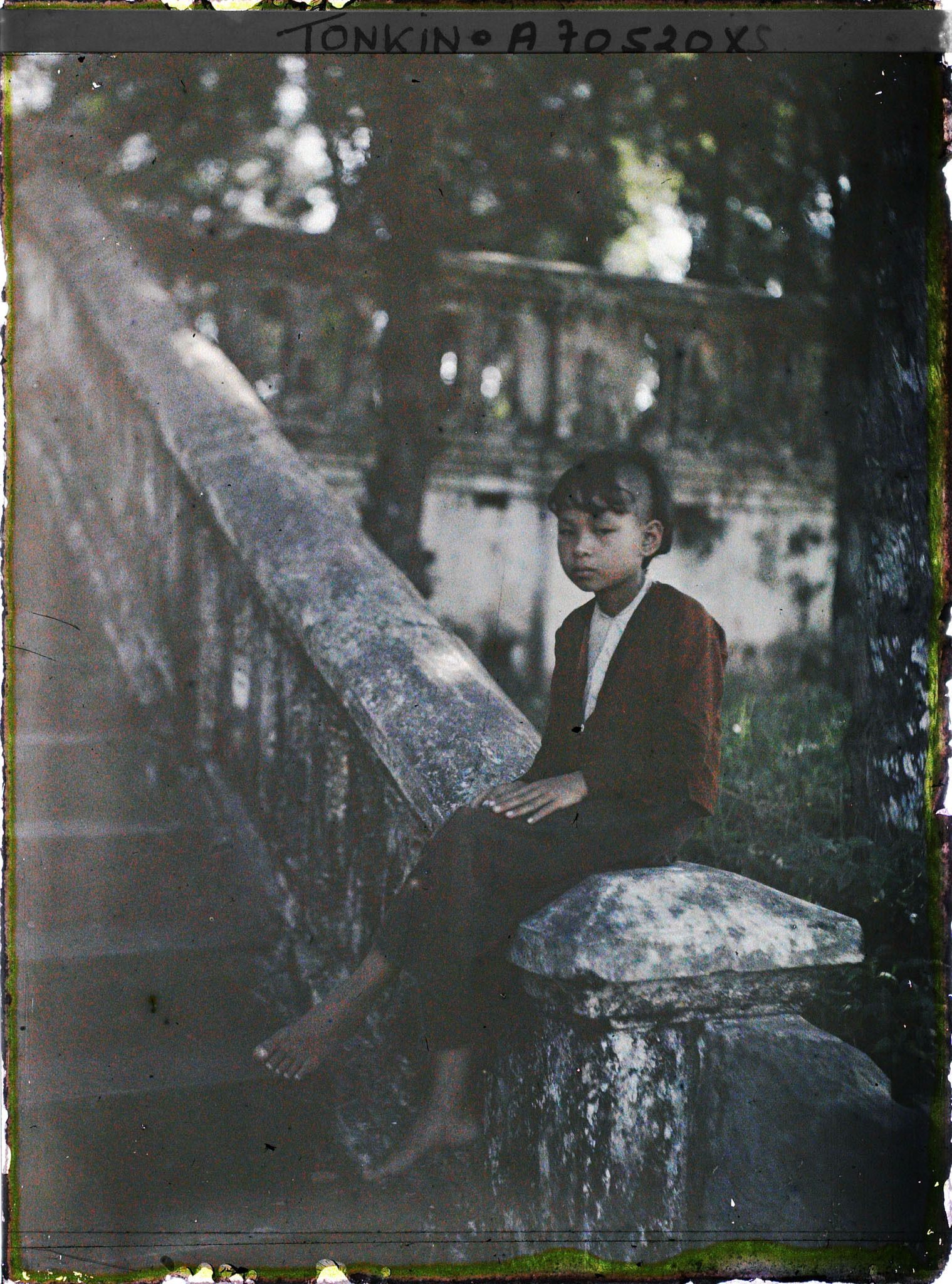 Image représentant Une fillette assise en bas d'un escalier