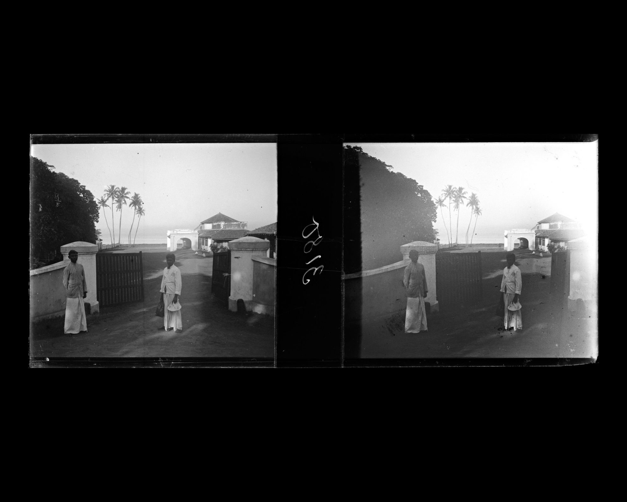 Image représentant Deux Cingalais à l'entrée d'une propriété ou d'un hôtel près de la plage