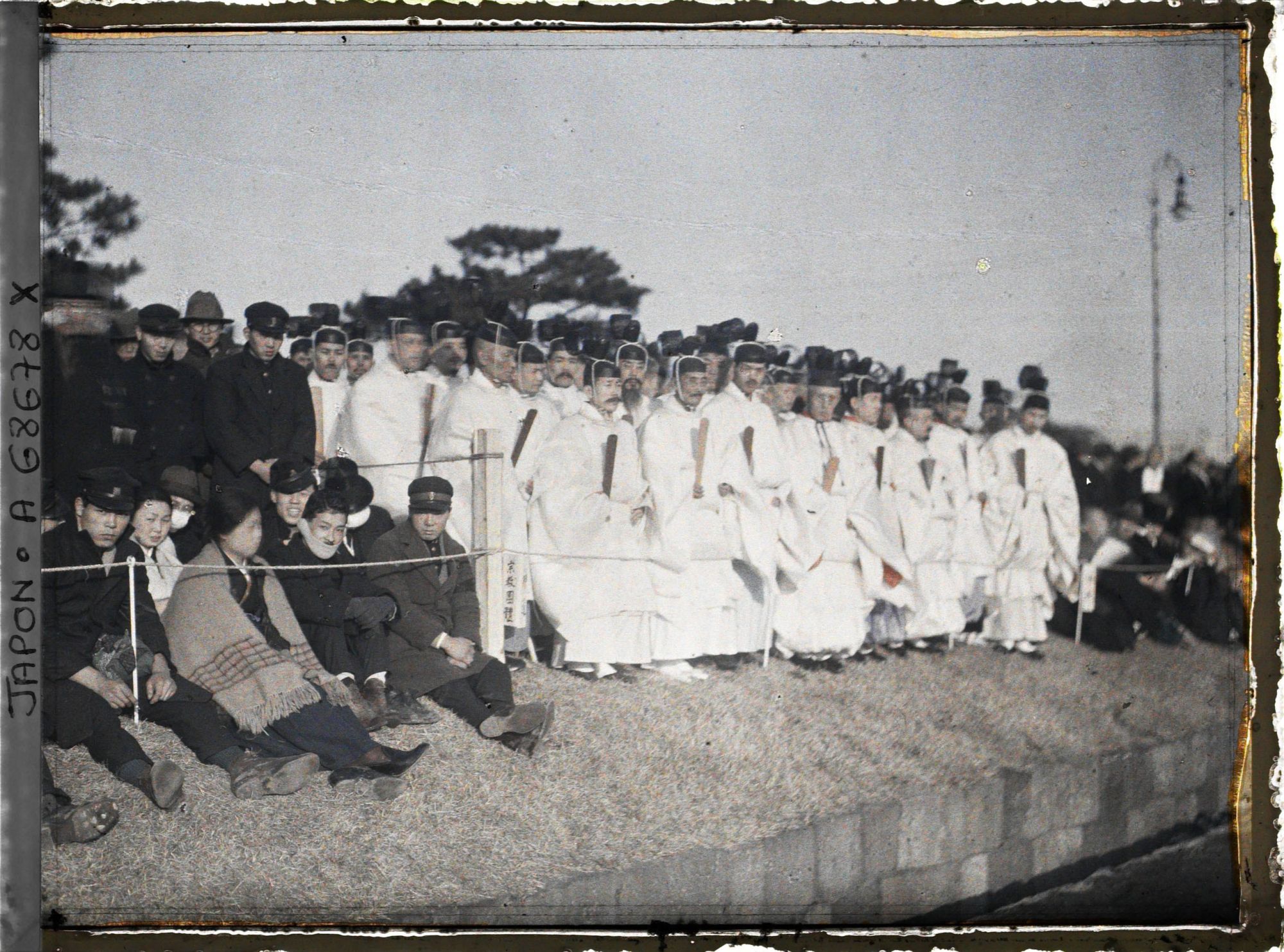 Image représentant Funérailles de l'Empereur Taisho-Tenno (Yoshihito), tribune de prêtres shintoïstes et de badeaux