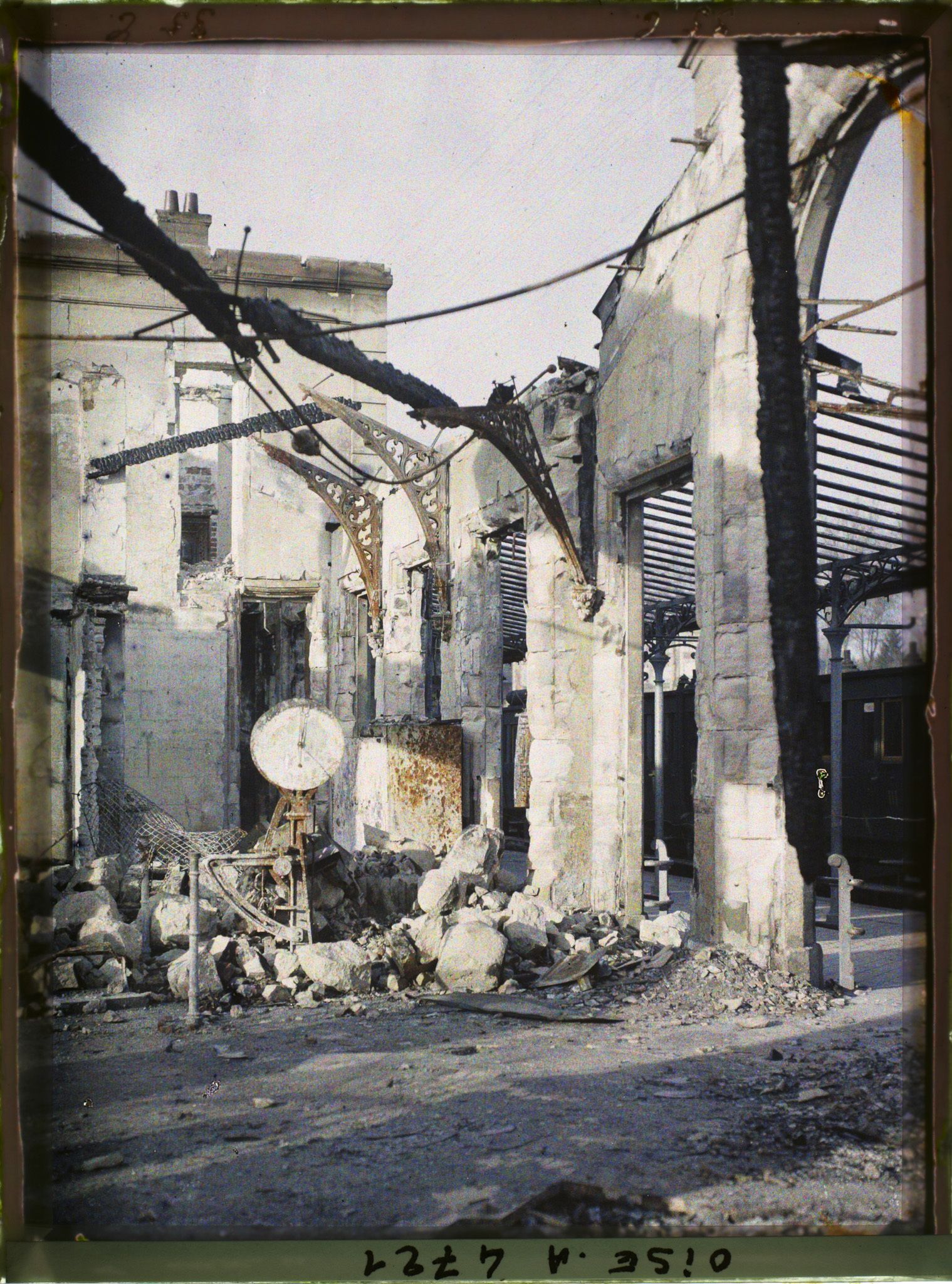 Image représentant La gare, la salle des bagages en ruines