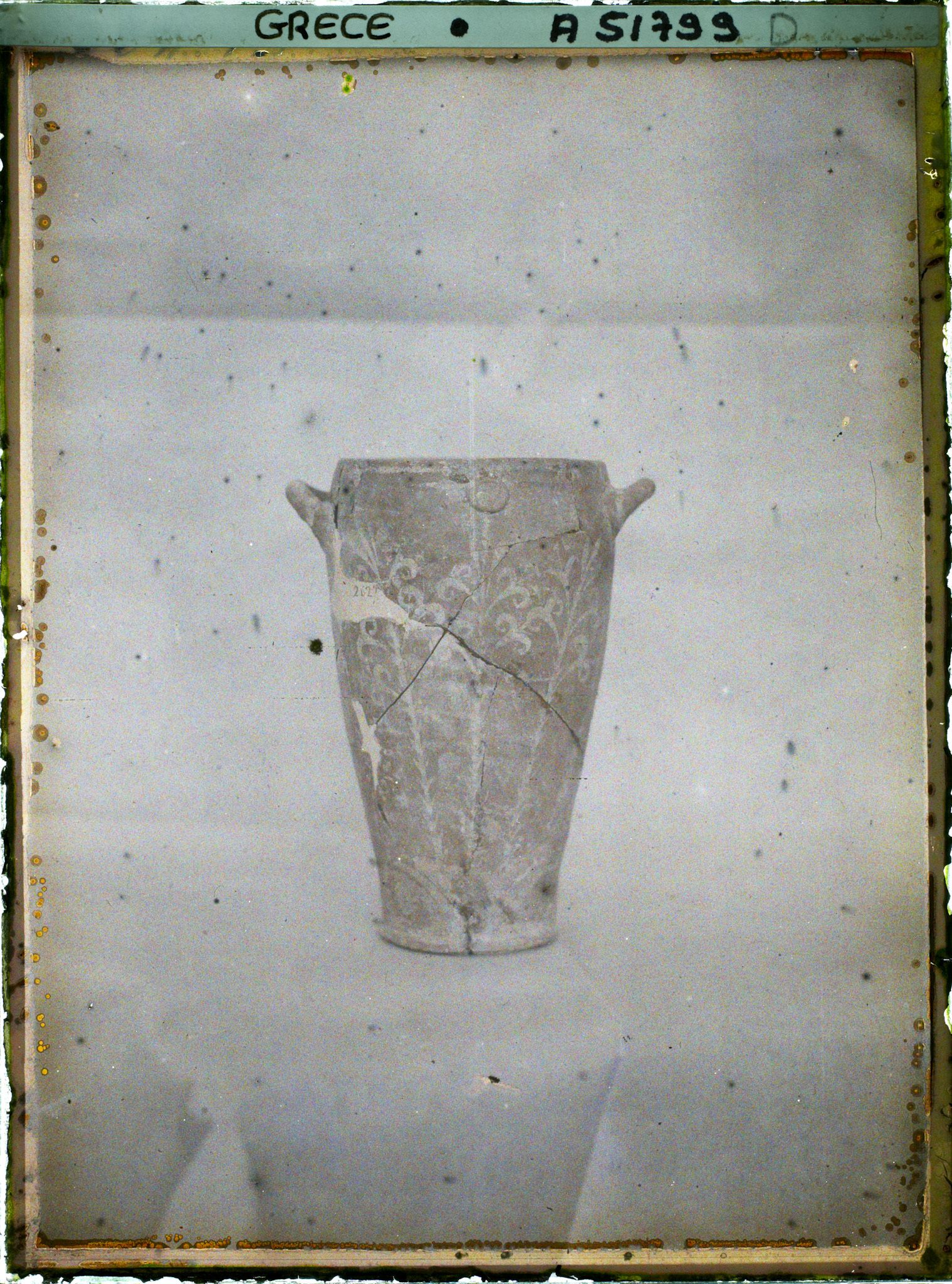 Image représentant Musée archéologique - Vase de terre cuite, orné de lys peints en blanc, provenant de Cnossos