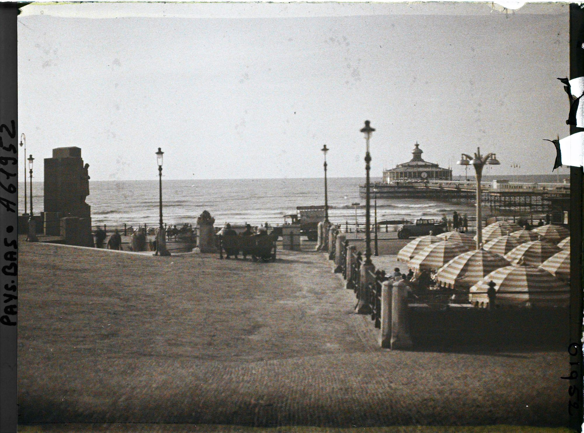 Image représentant La terrasse du Café de la Plage, sous le Kurhaus, qui ouvre sur Le Boulevard ou Strandweg, avec à l'arrière-plan, la jetée promenade
