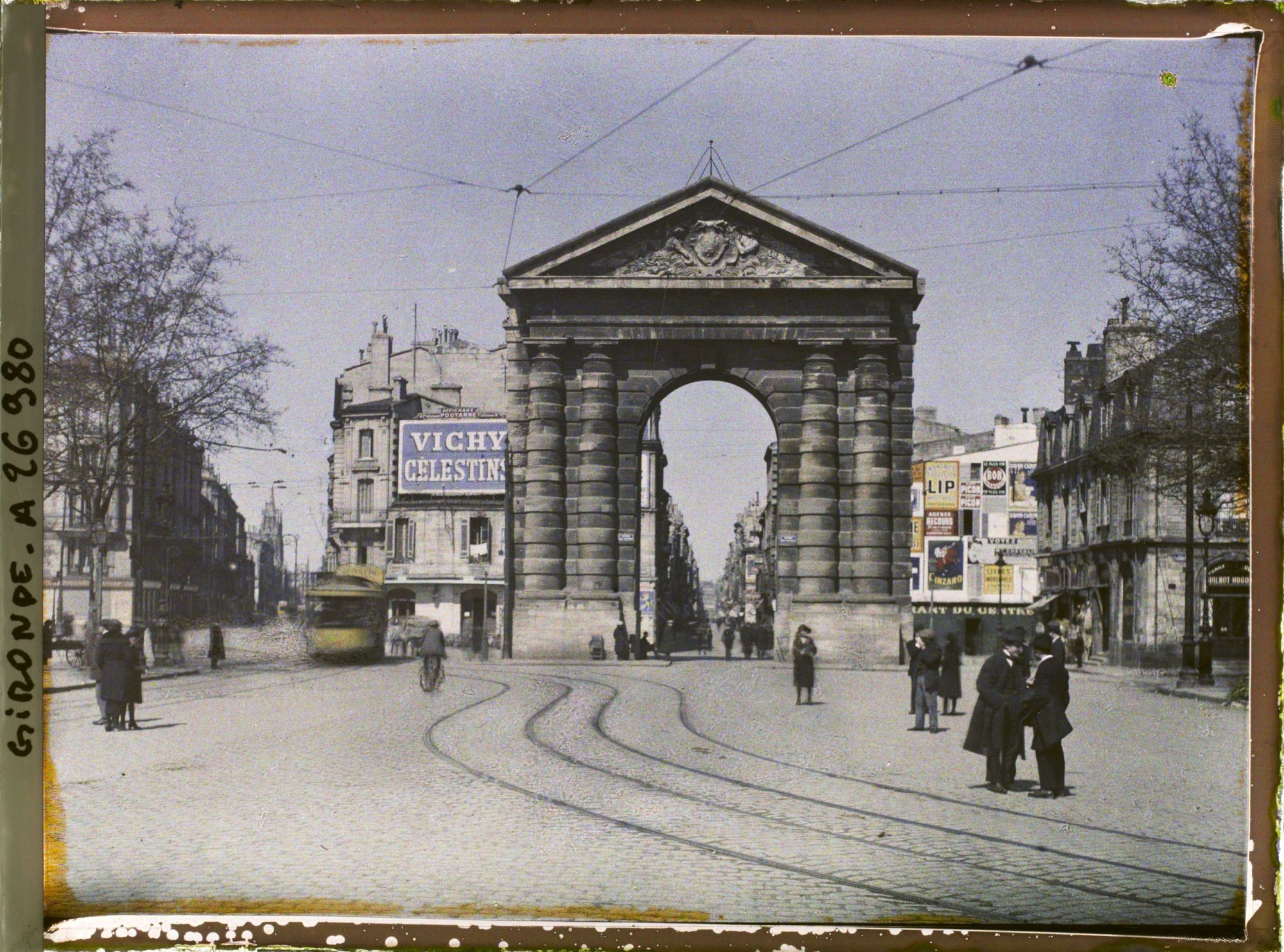 Image représentant Le passage du tramway, Porte d'Aquitaine, sur l'actuelle place des Victoires