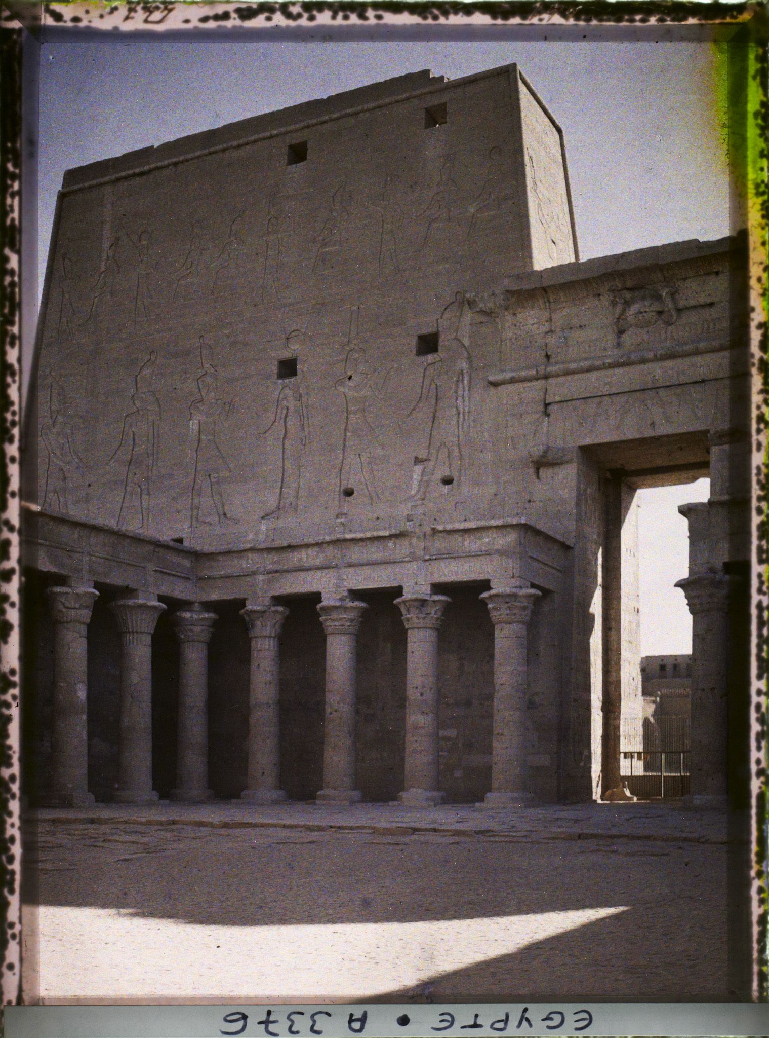 Image représentant Vue sur le pylône de l'intérieur de la cour du temple d'Horus