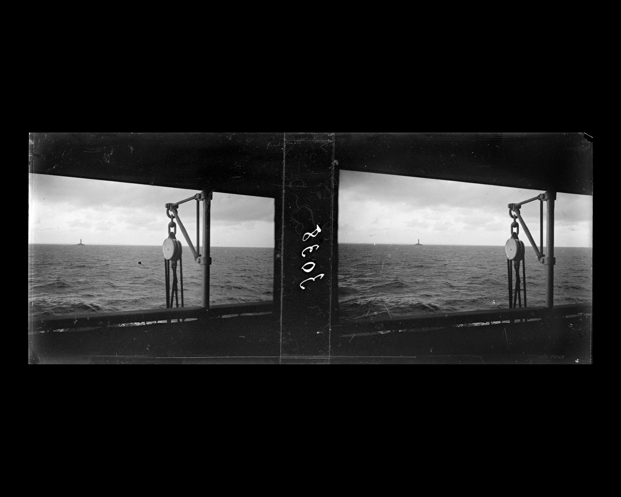 Image représentant La mer agitée avec un phare à l'horizon vu depuis le pont supérieur du Lützow, de la Norddeutscher Lloyd