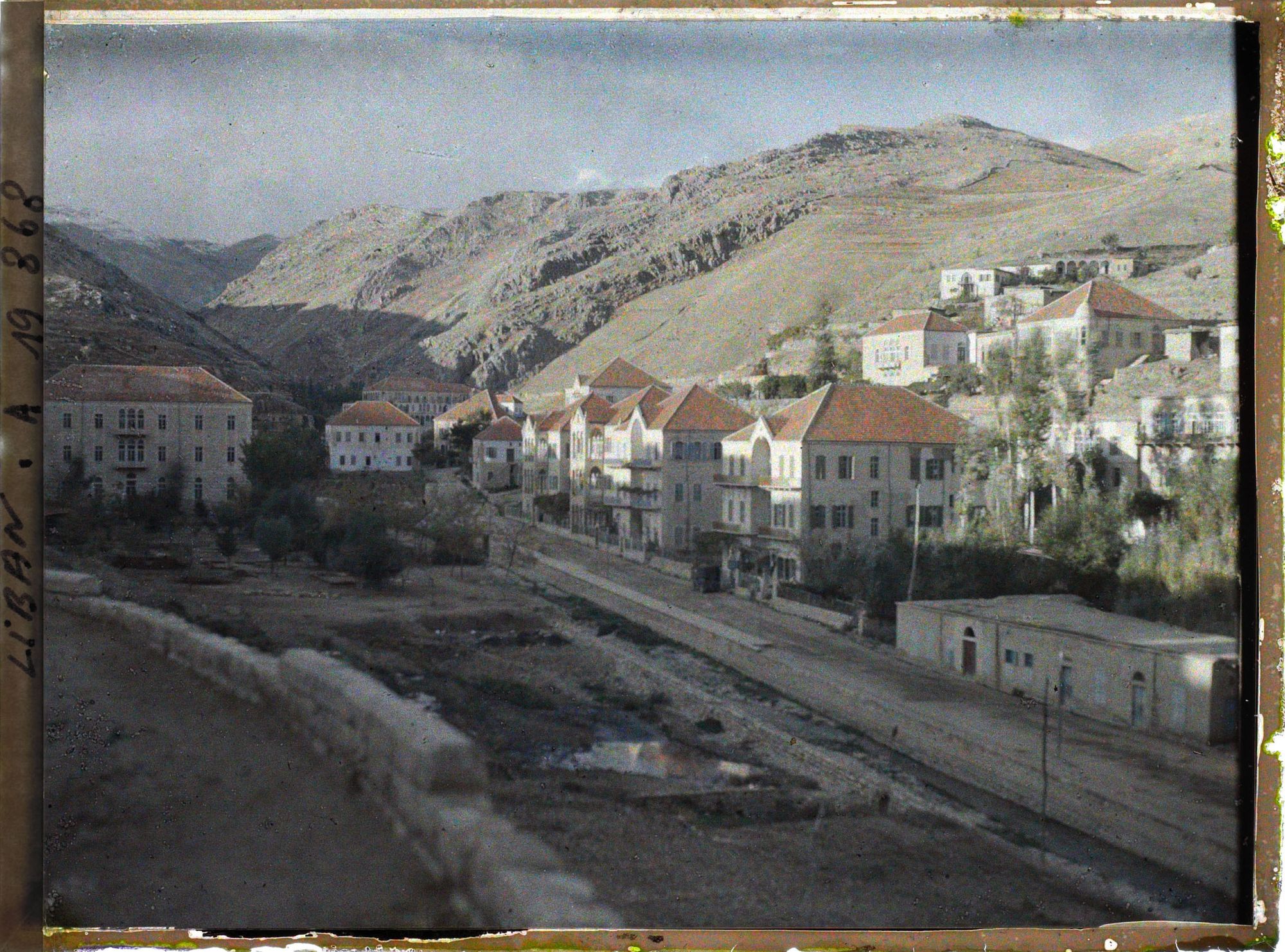 Image représentant Un quartier de la ville traversé par le Nahr El Berdaouni.