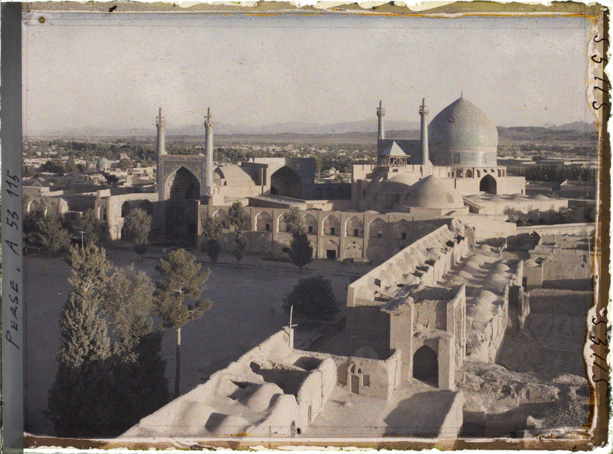 Image représentant La Masjid-i-Chah (mosquée du Chah), côté sud de la Meydan-i-Chah, au crépuscule "17h30"