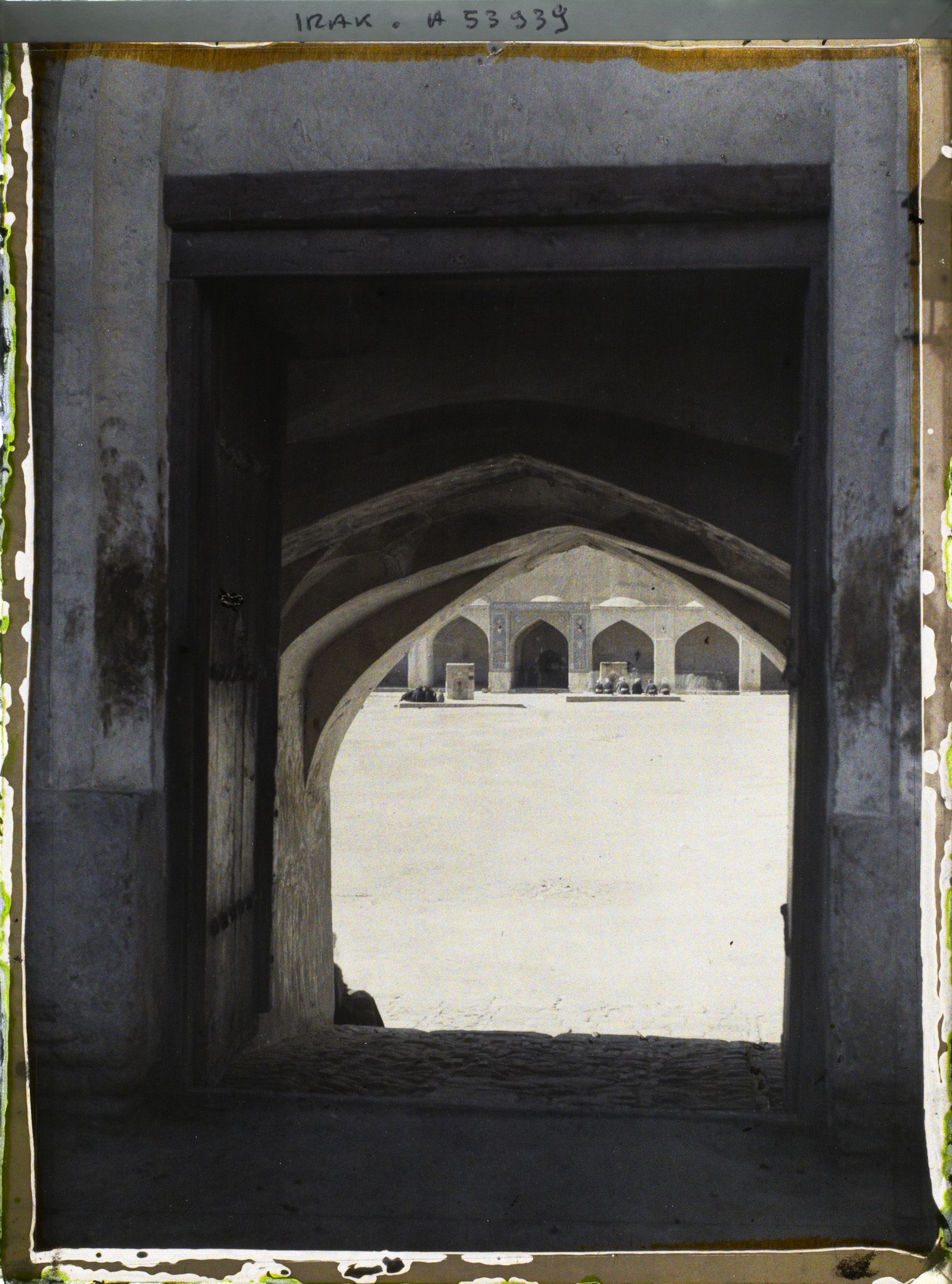 Image représentant Entrée de la mosquée fortifiée d'Ali et la cour (hommes et femmes sont séparés)
