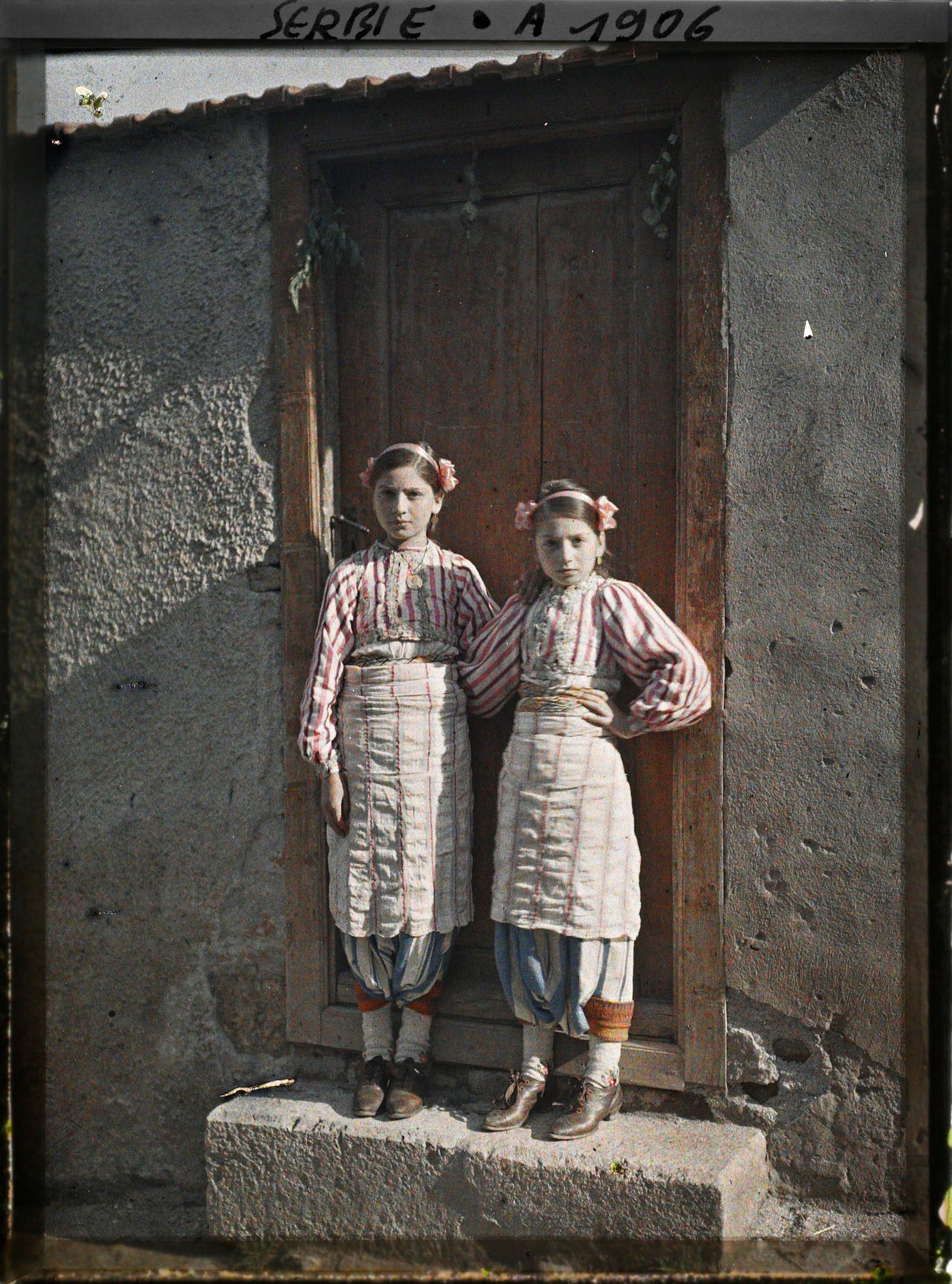Image représentant Deux fillettes serbes dans l'encadrement d'une porte