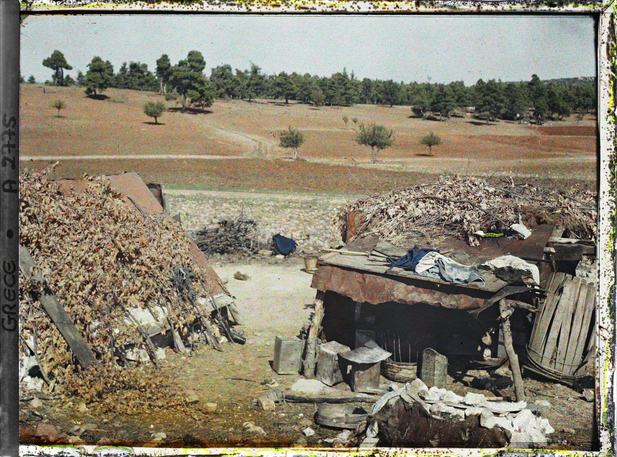 Image représentant Petite cuisine de plein-air appartenant à des albanais. A gauche, "le poulailler"