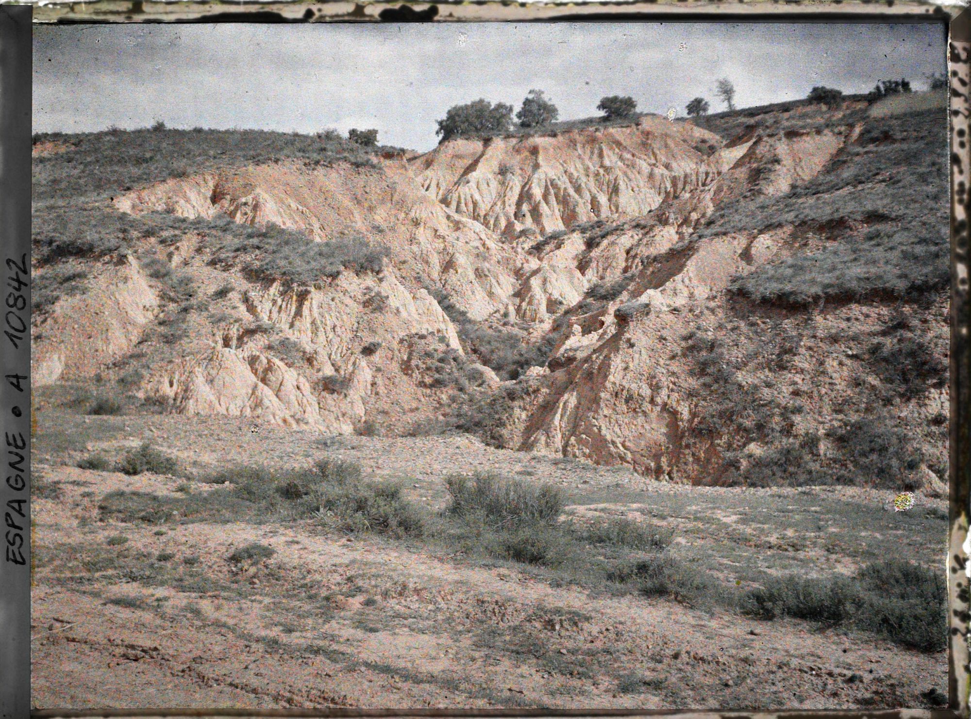 Image représentant Espagne, de Léon à Astorga, Près d'Astorga, les ravinements de la couche rouge des bodegas.