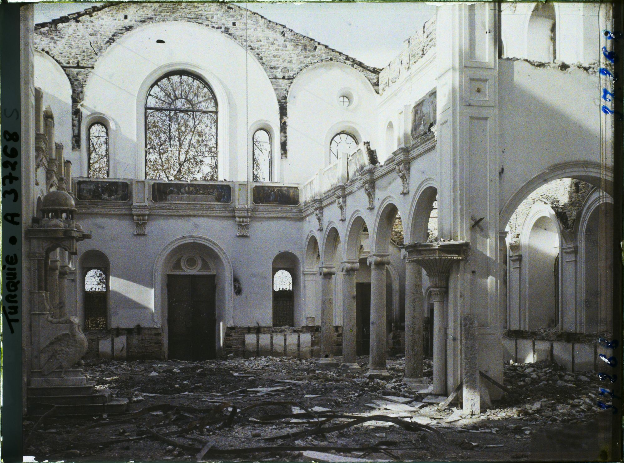 Image représentant Turquie, Cassaba, Intérieur de l'Eglise Grecque incendiée