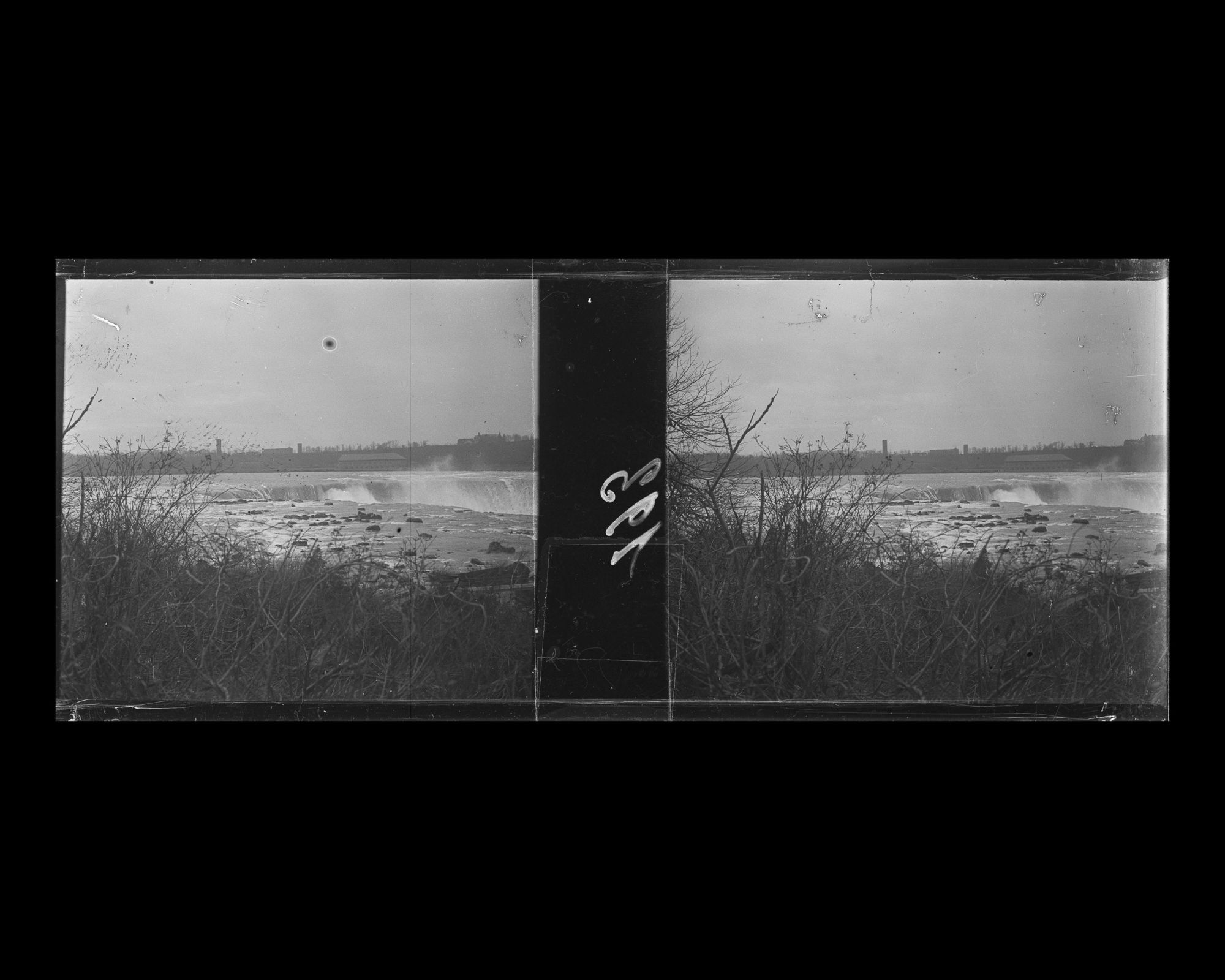 Image représentant Vue sur la chute canadienne "du Fer à Cheval" prise du coté américain