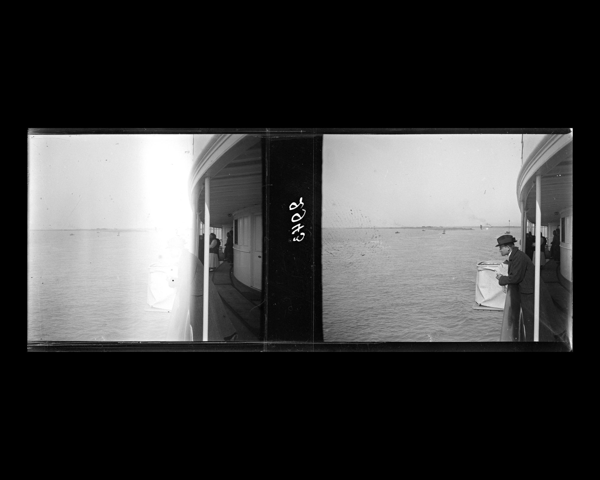 Image représentant Maurice Lévy accoudé au bastingage du pont du vapeur chinois Kiang-Yu sur le Huangpu