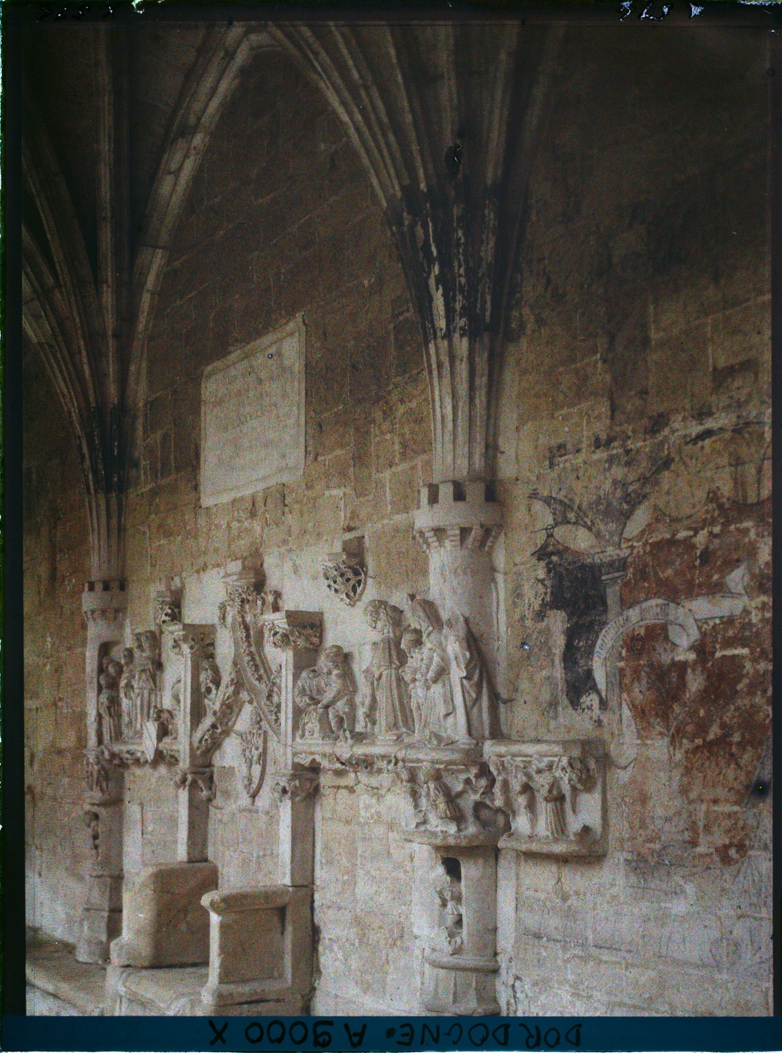 Image représentant France, Cadouin, Le cloître 1 fresque récemment découverte, le siège de l'abbé