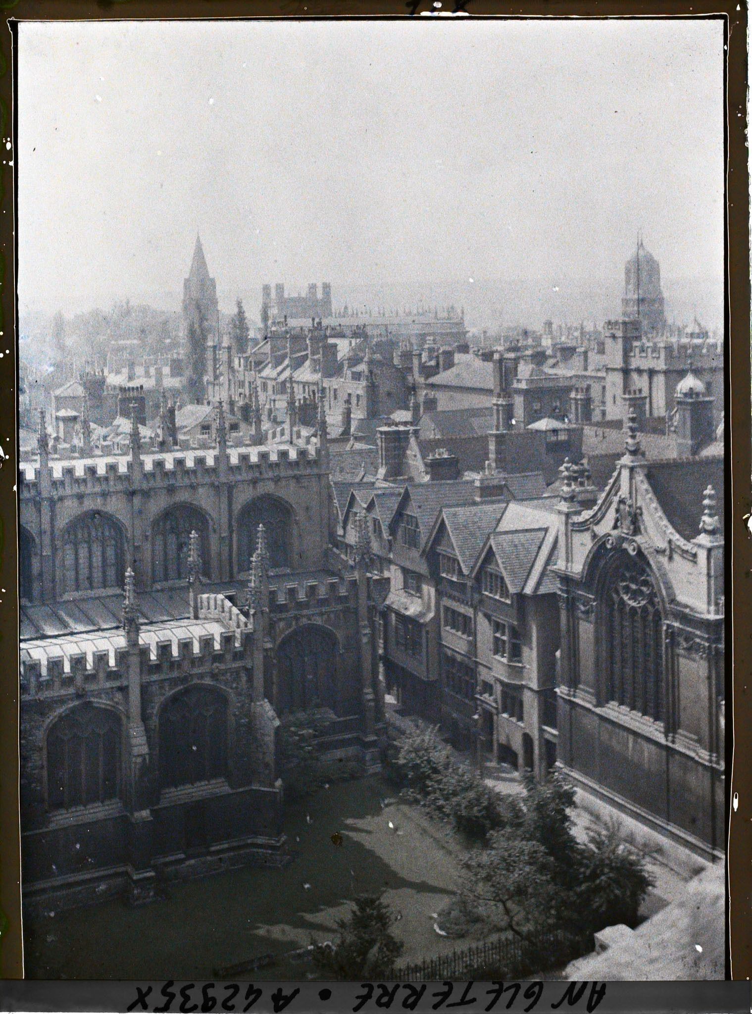 Image représentant Panorama de la ville. Au fond à droite, la tour de Christ Church