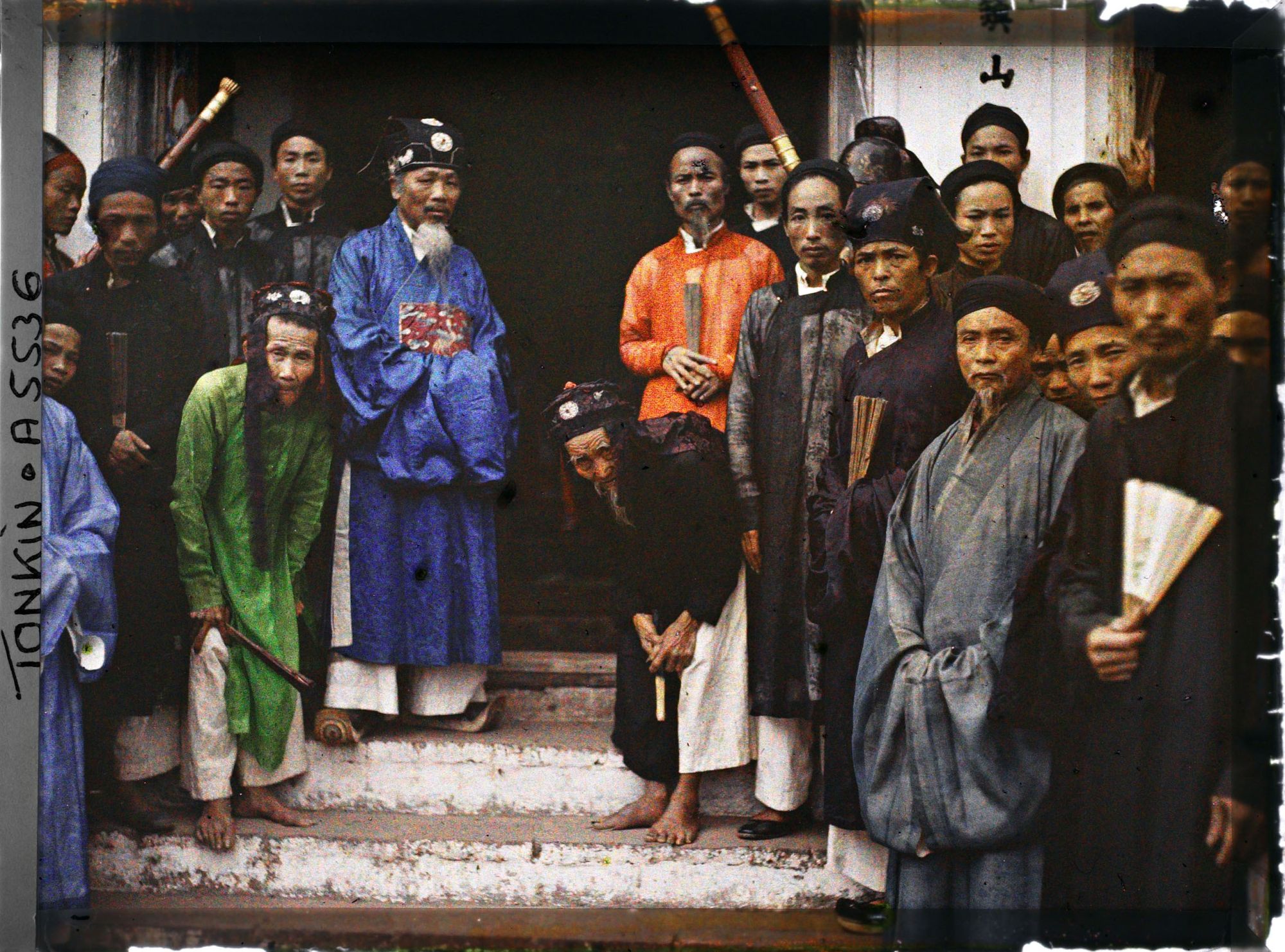 Image représentant Le chef de canton et les autorités villageoises réunis devant le Dinh (maison communale)