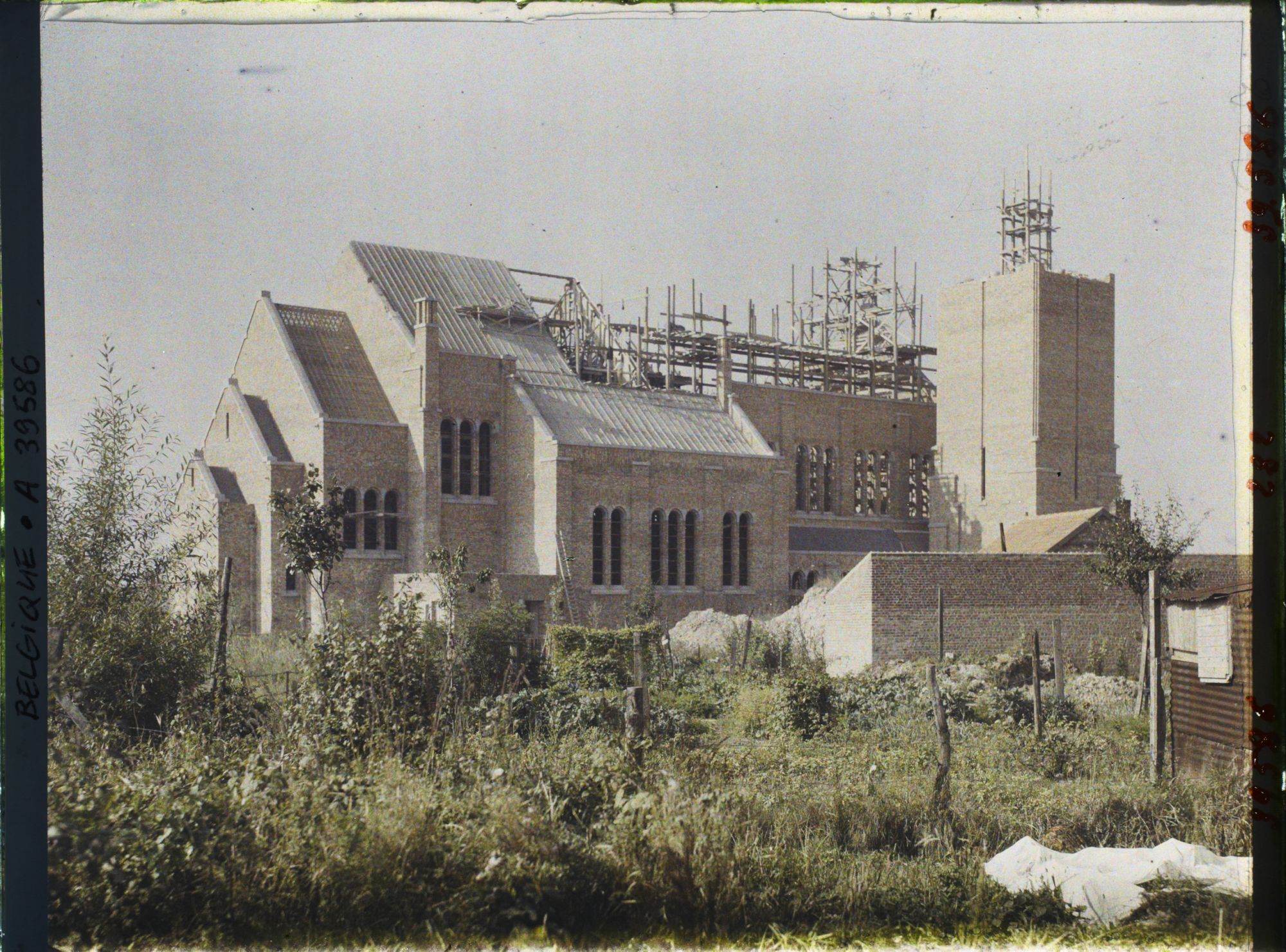 Image représentant Belgique, Zonnebeke, L'Eglise en reconstruction